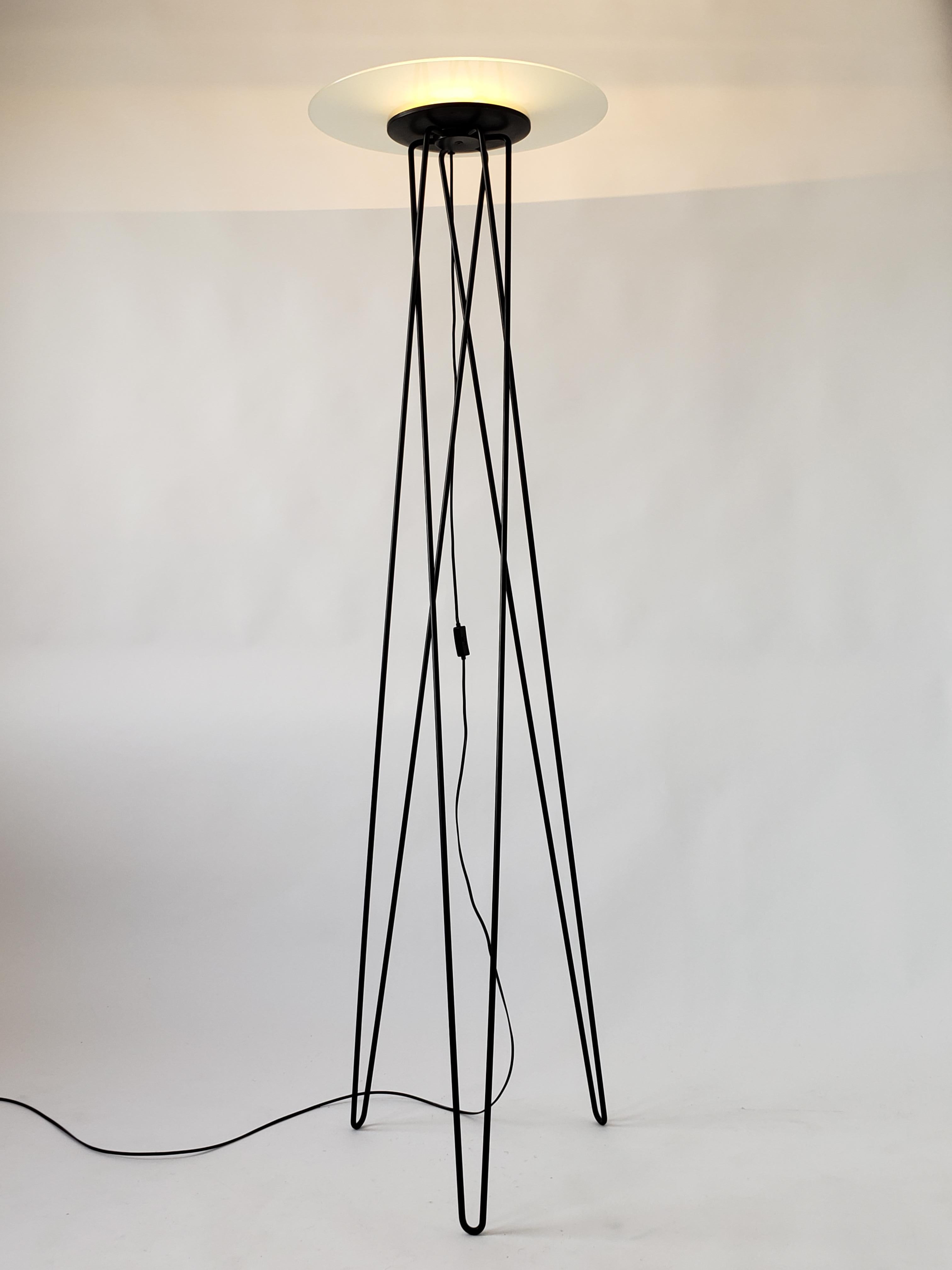 italien Grand lampadaire halogène des années 1980 avec pied en épingle à cheveux, Italie en vente