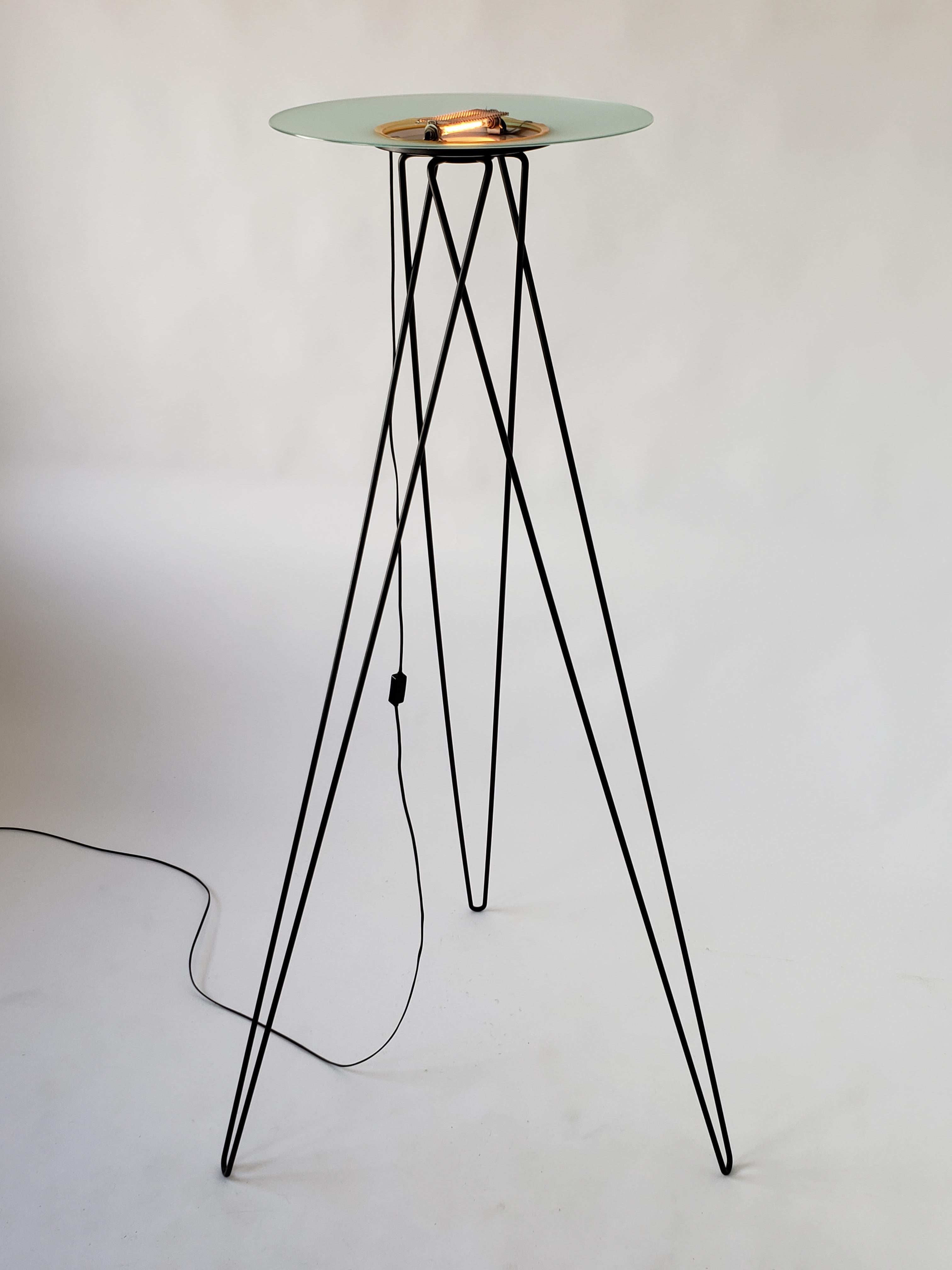 Émaillé Grand lampadaire halogène des années 1980 avec pied en épingle à cheveux, Italie en vente