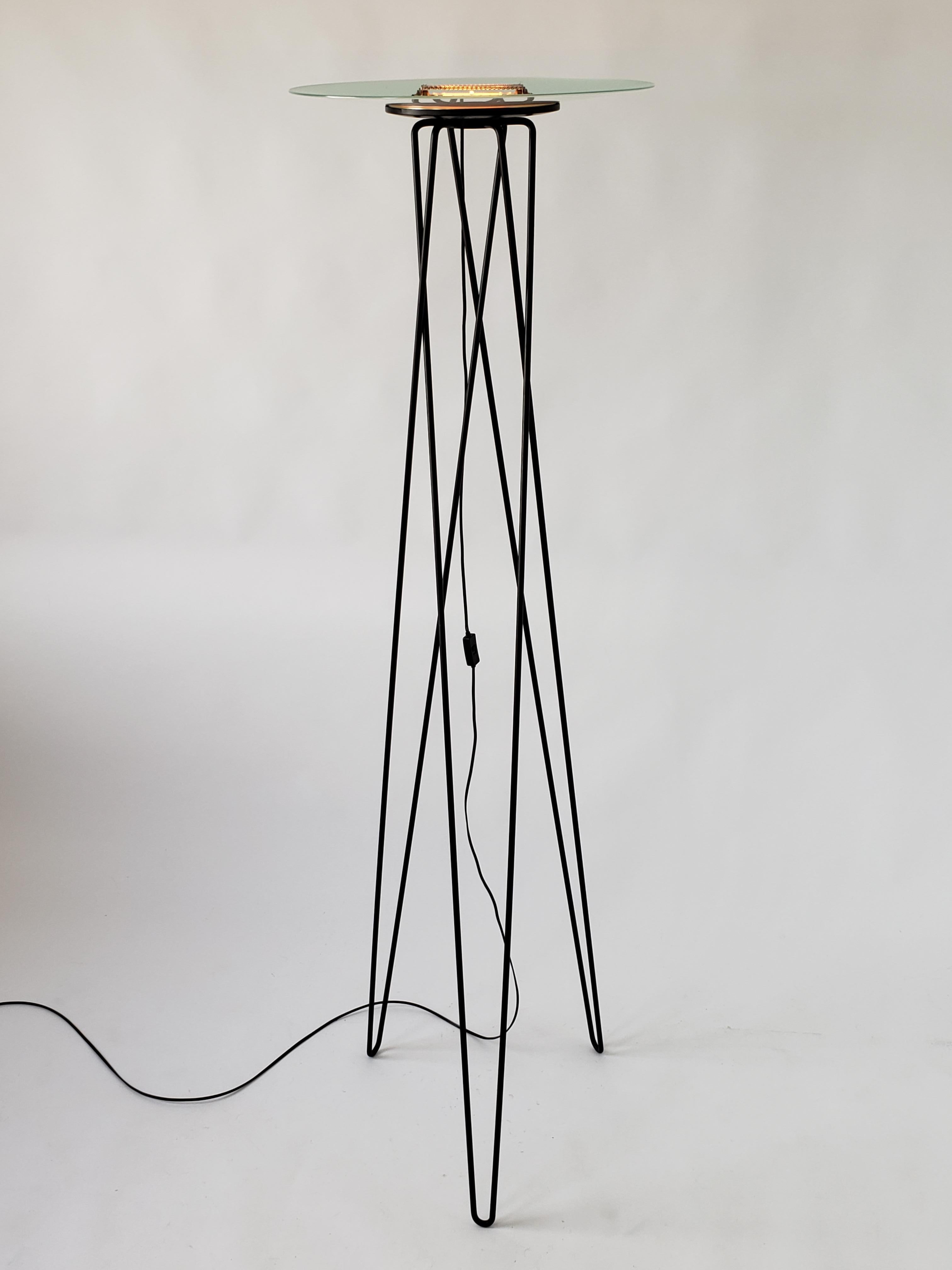 1980s Tall Halogen Floor Lamp with Hairpin Leg, Italy In Good Condition For Sale In St- Leonard, Quebec