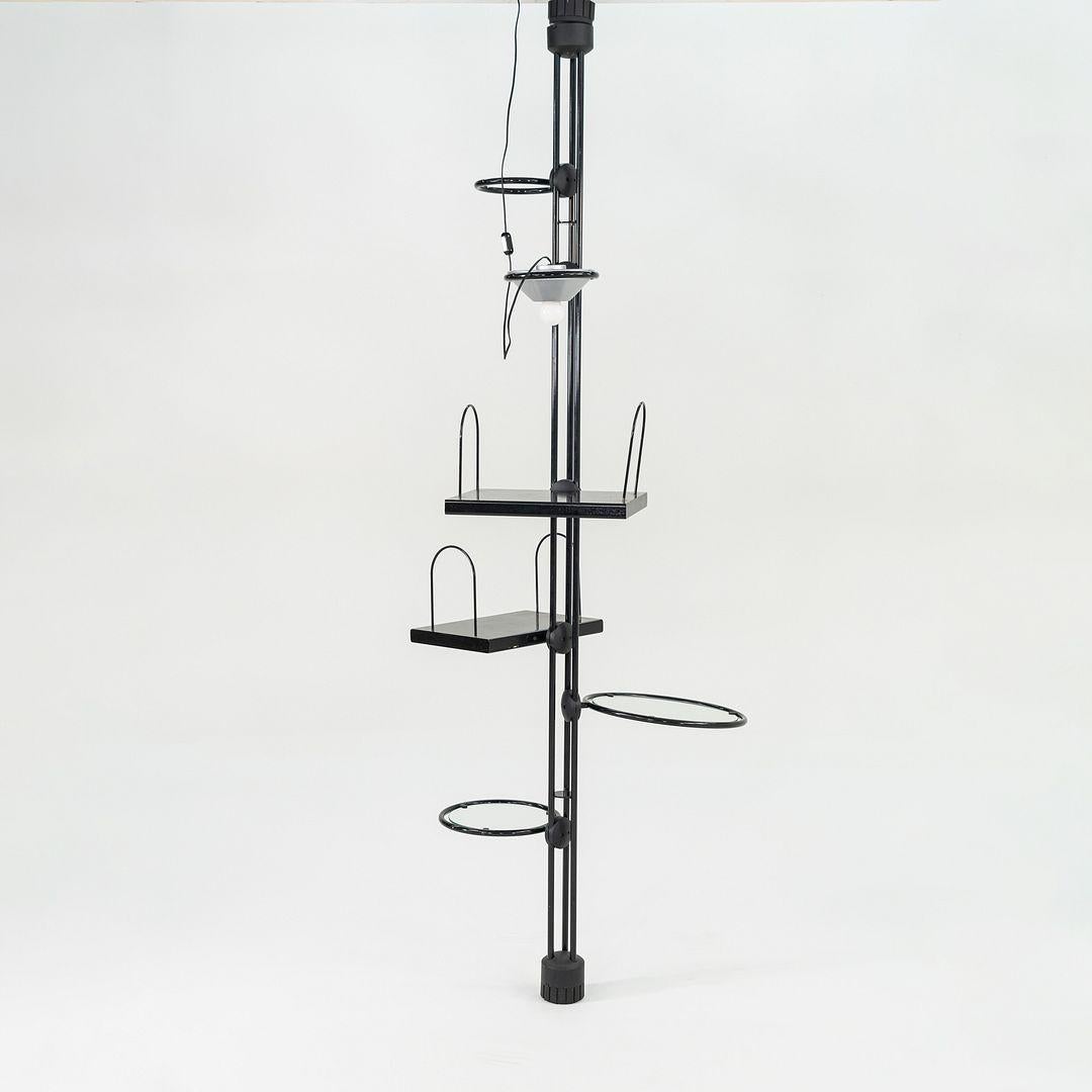 Il s'agit d'un lampadaire Post Modern Tension, conçu par Tarcisio Colzani pour Porada dans les années 1980. La pièce a été conçue et produite en Italie. Il est formé d'acier émaillé noir et comporte de nombreux aménagements : une bibliothèque avec