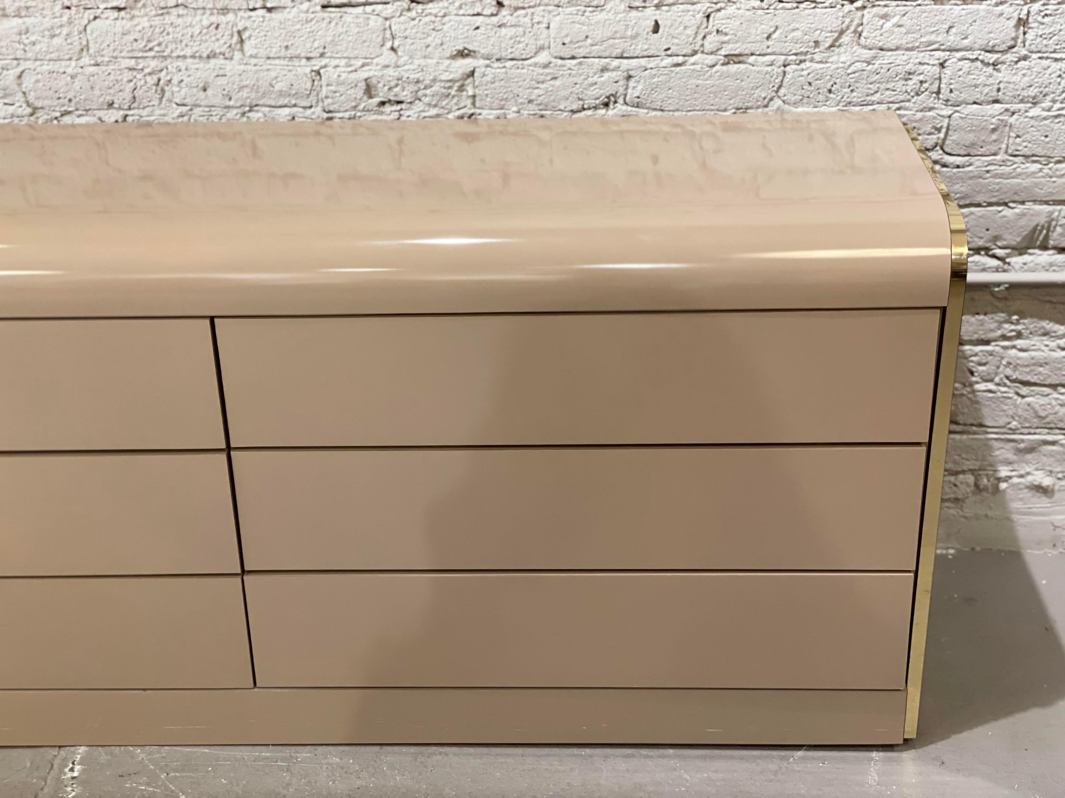 1980s Taupe Lacquer and Brass Postmodern Dresser In Good Condition In Chicago, IL