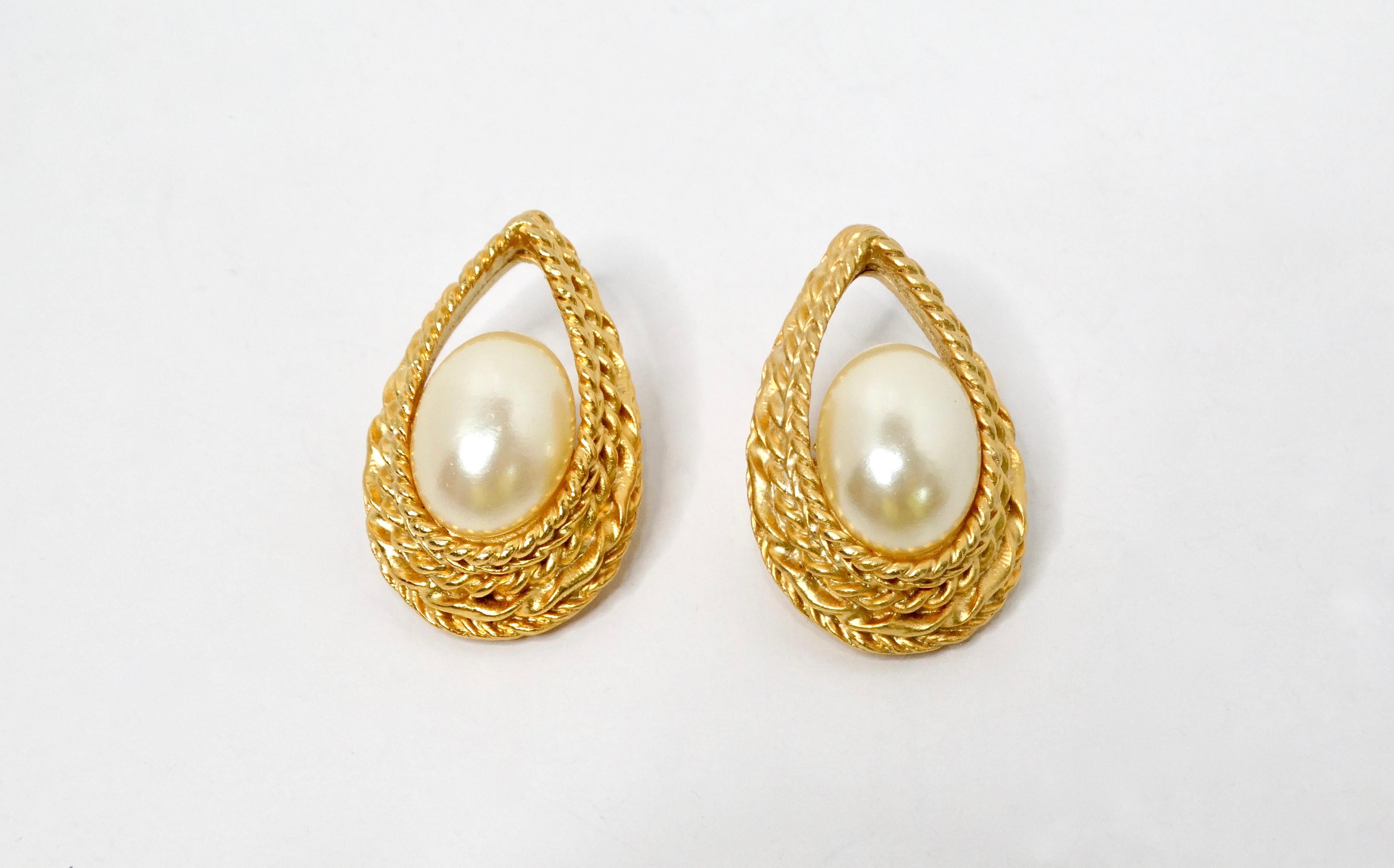 1980s Tear Drop Pearl & Gold-Tone Layered Chain Clip-On Earrings In Good Condition For Sale In Scottsdale, AZ