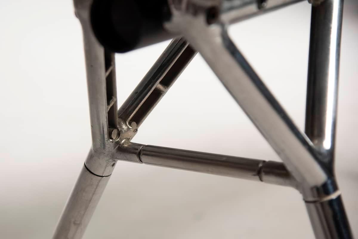 Tecno degli anni '80 di Norman Foster Tavolo da scrivania Nomos con struttura in acciaio 1