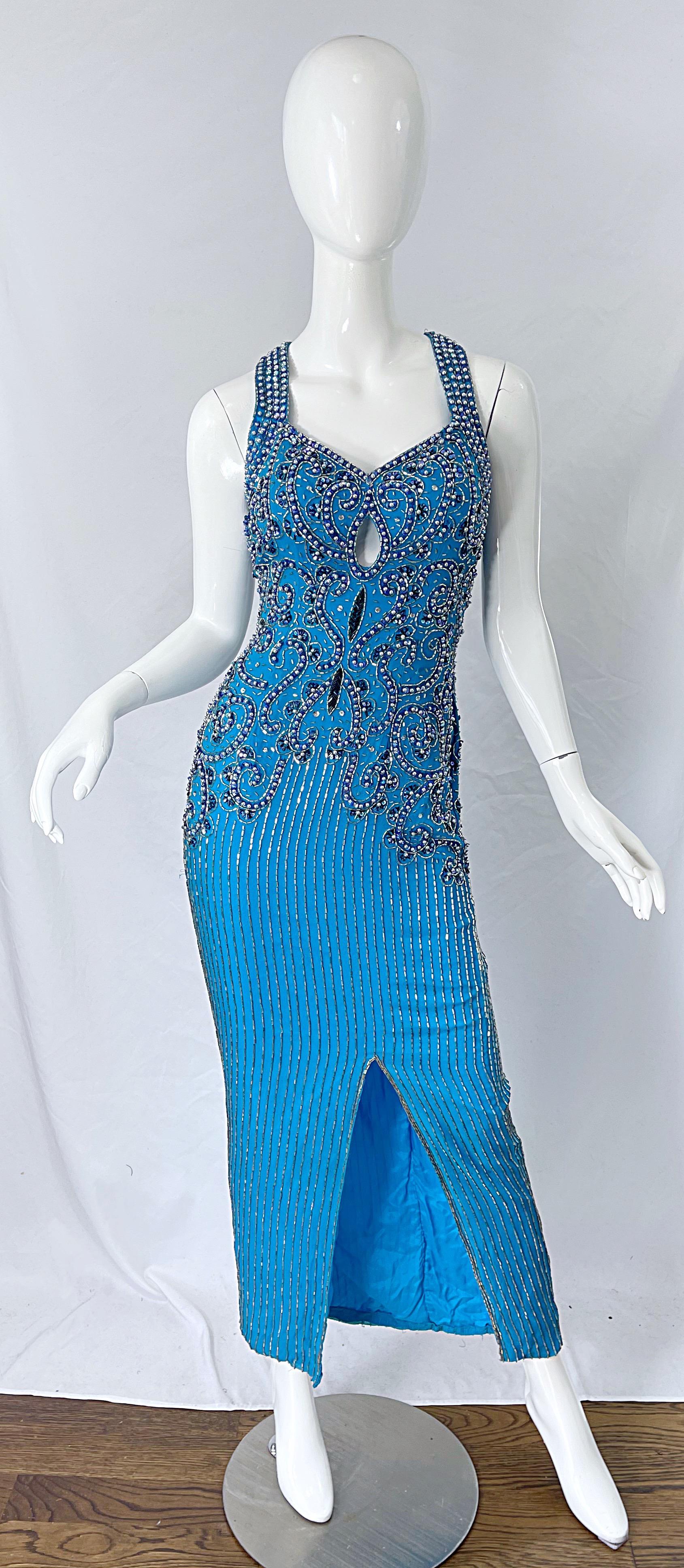 Wunderschönes türkisblaues, perlenbesetztes Abendkleid aus Seide von TED LAPIDUS aus den frühen 1990er Jahren! Mit tausenden von handgenähten Perlen in Silber und Blau, blauen Pailletten und Perlen im gesamten Kleid. Kuckuck-Detail in der Mitte der