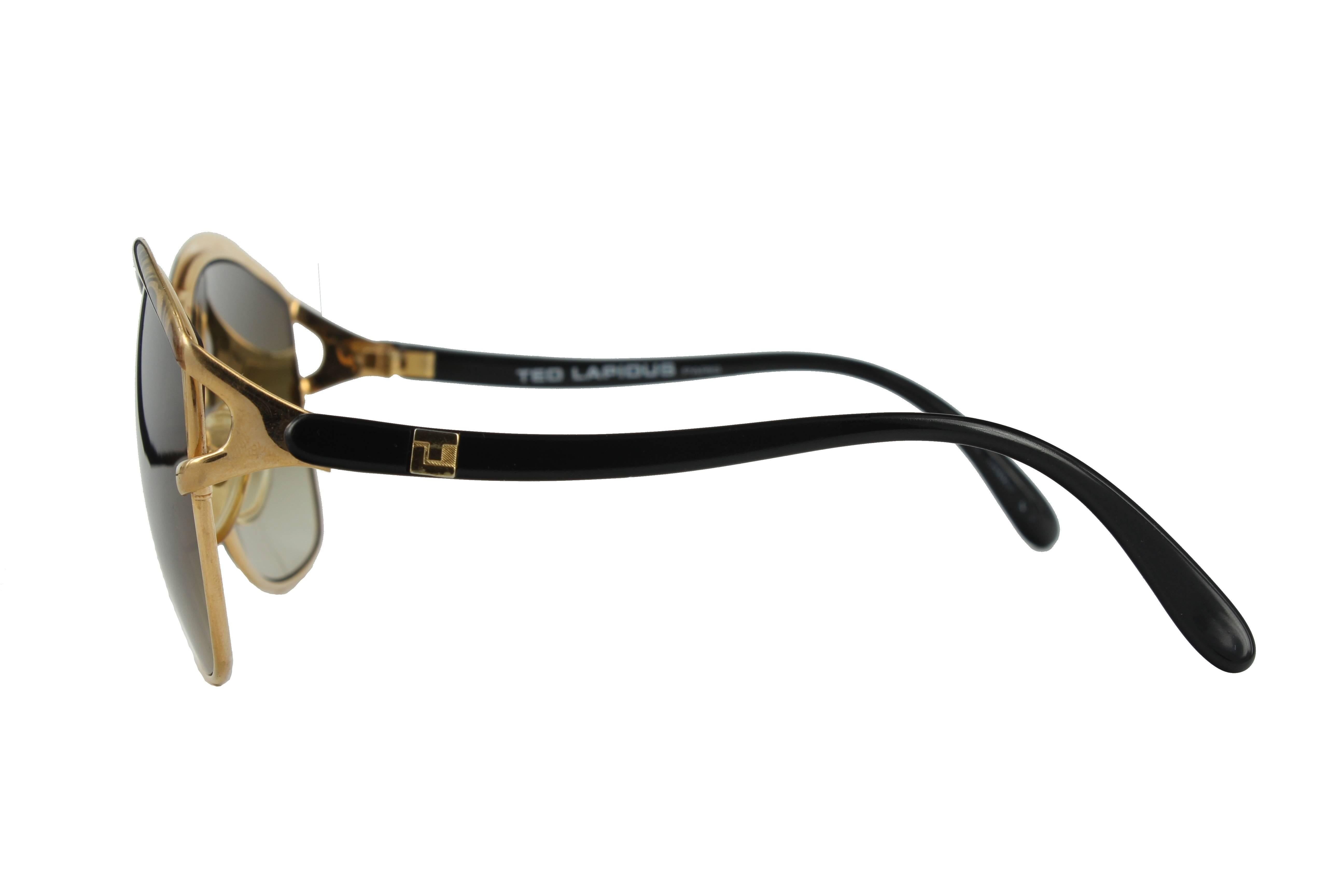 Casual and chic sunglasses made by Ted Lapidus in the 80´s. Its golden metal frame has a beautiful detail in gold and brown on the top that combines with the dark color of the temples. Gradient Brown Lenses.

Measurements
- Distance between temples