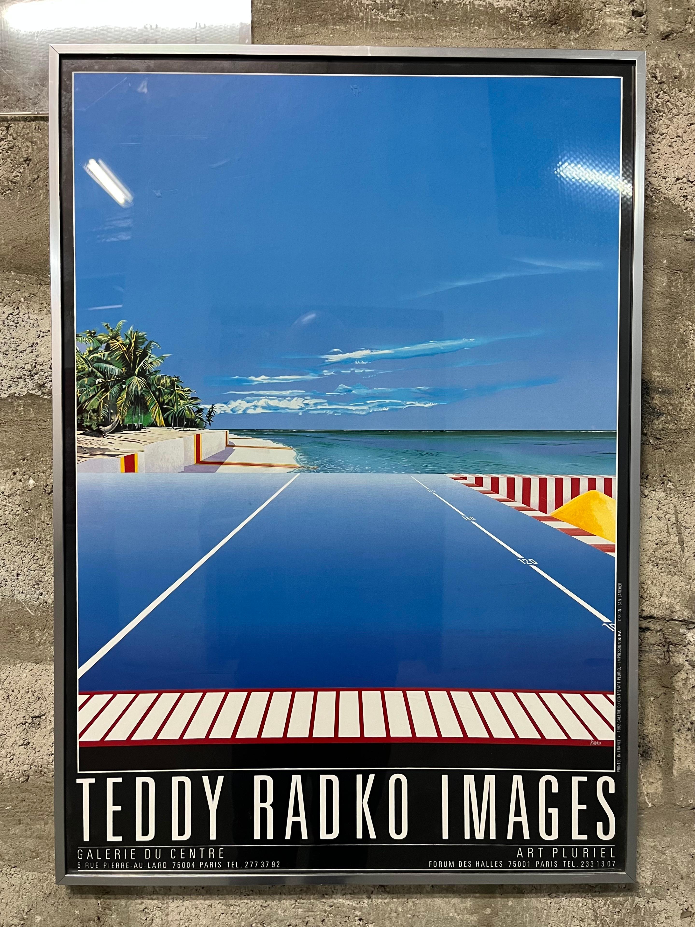 1980er Teddy Radko Bilder Ausstellung Original gerahmtes Poster
Teddy Radko (Französisch, 20. Jh.)
Gerahmt in gebürstetem Aluminiumrahmen, unter Glas. 
In ausgezeichnetem Originalzustand  mit sehr geringen Gebrauchs- und Altersspuren. Bitte sehen