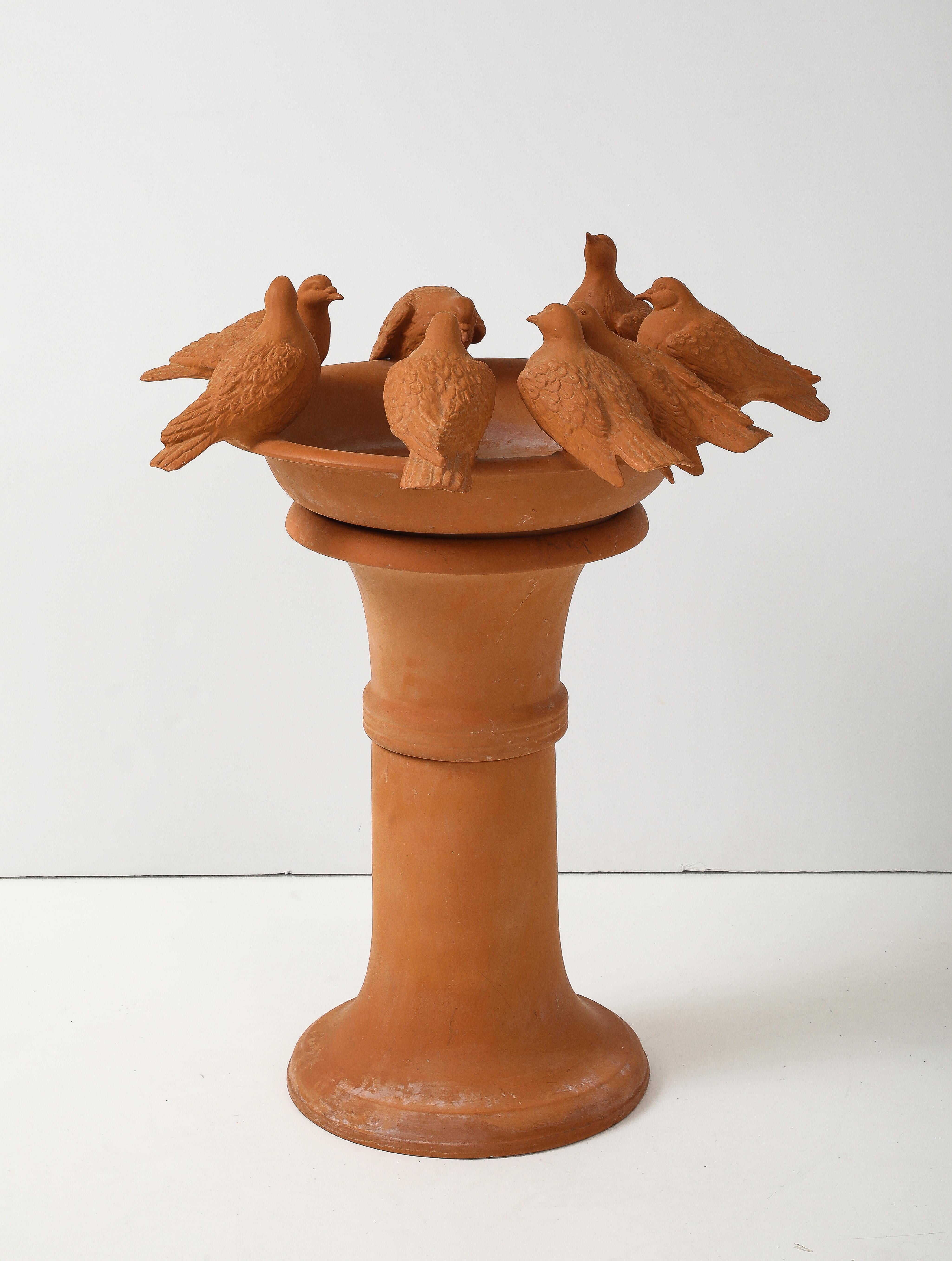Merveilleuse fontaine à oiseaux en terre cuite.
La fontaine est en 3 parties et la colonne centrale abrite la pompe et supporte la vasque. 
le site  oiseaux décoratifs 