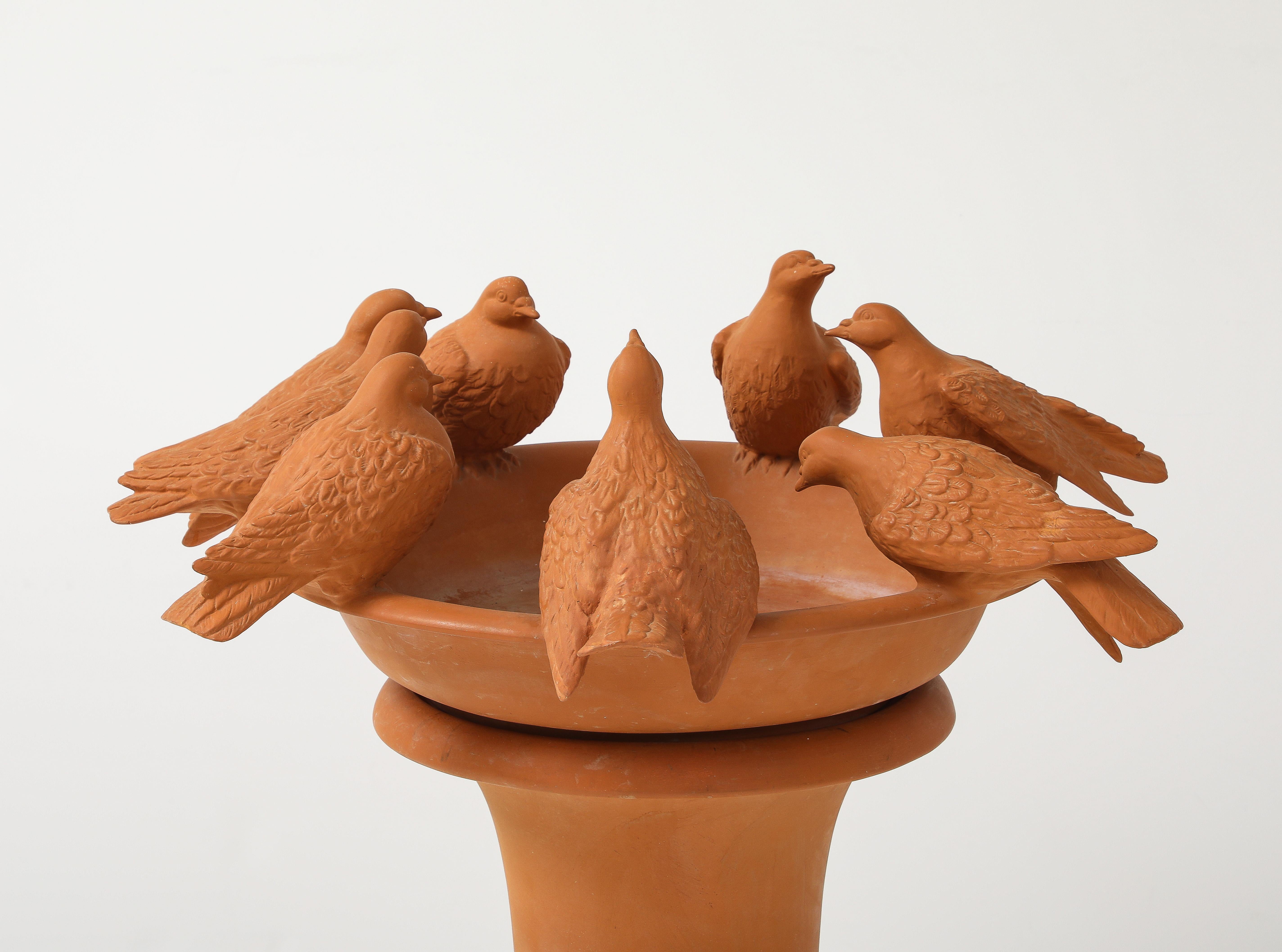 Fontaine à oiseaux décorative en terre cuite des années 1980 Bon état - En vente à New York, NY