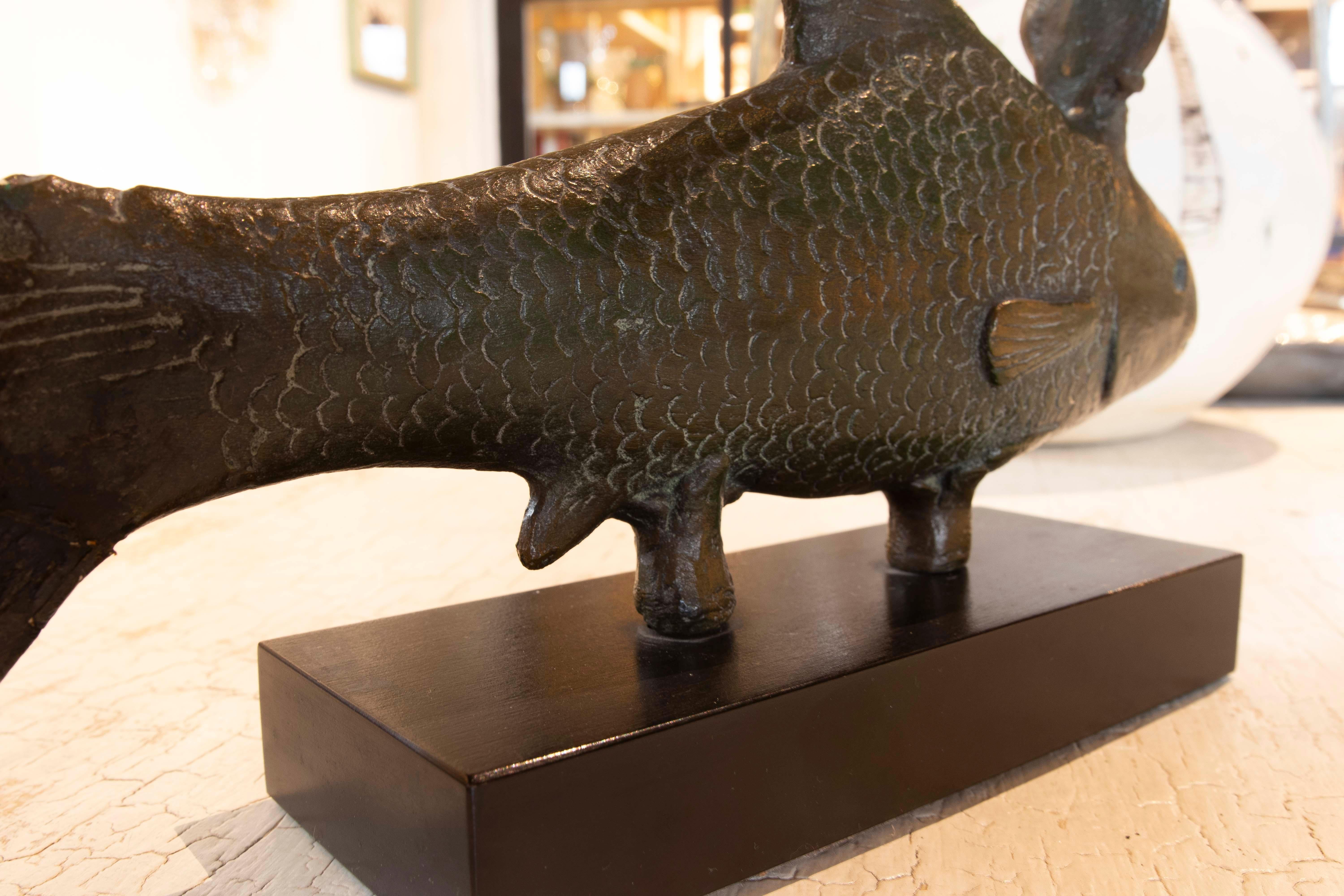 Scultura di pesce in terracotta del 1980 dipinta con base e bronzo in vendita 5