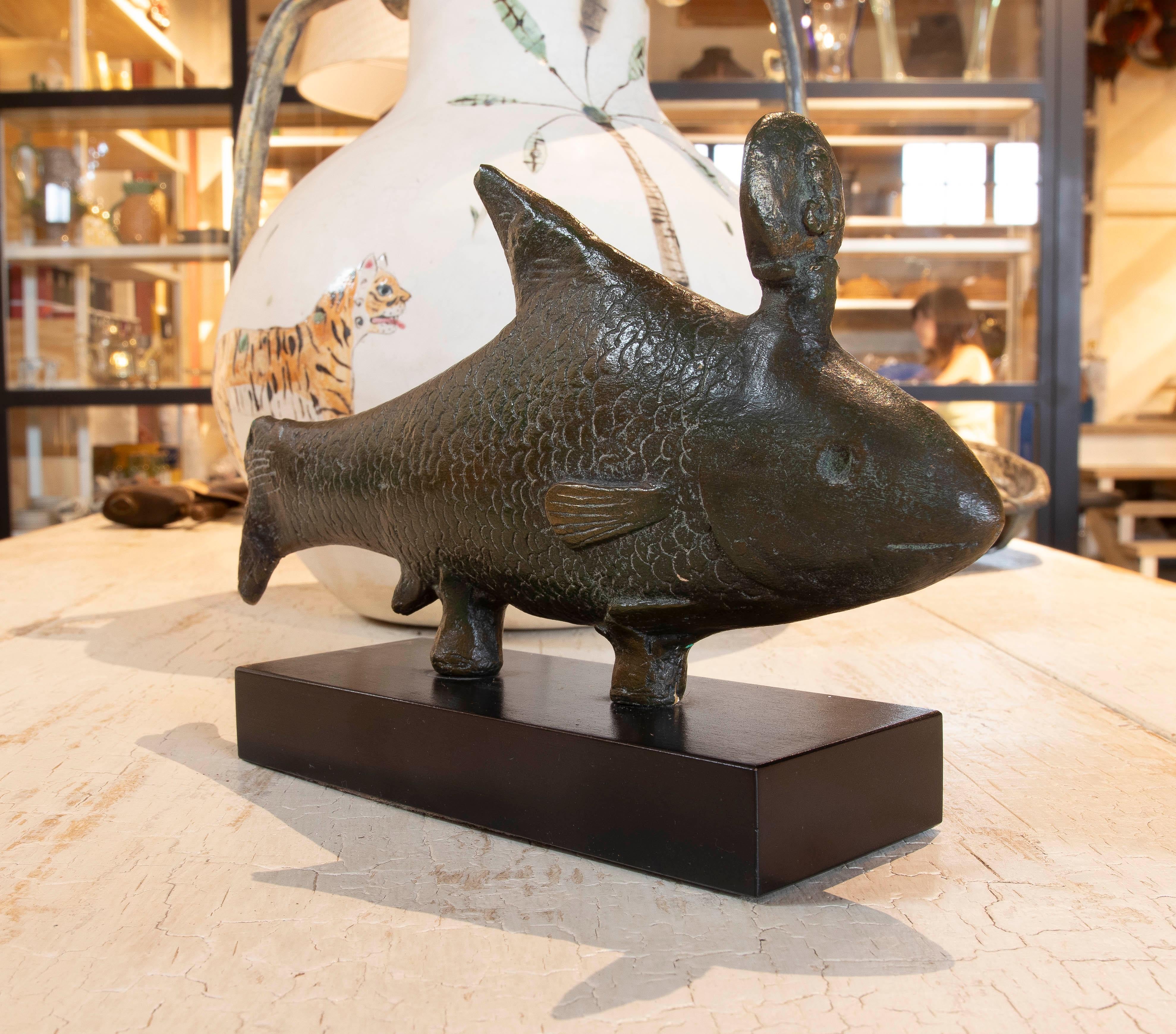 Spagnolo Scultura di pesce in terracotta del 1980 dipinta con base e bronzo in vendita