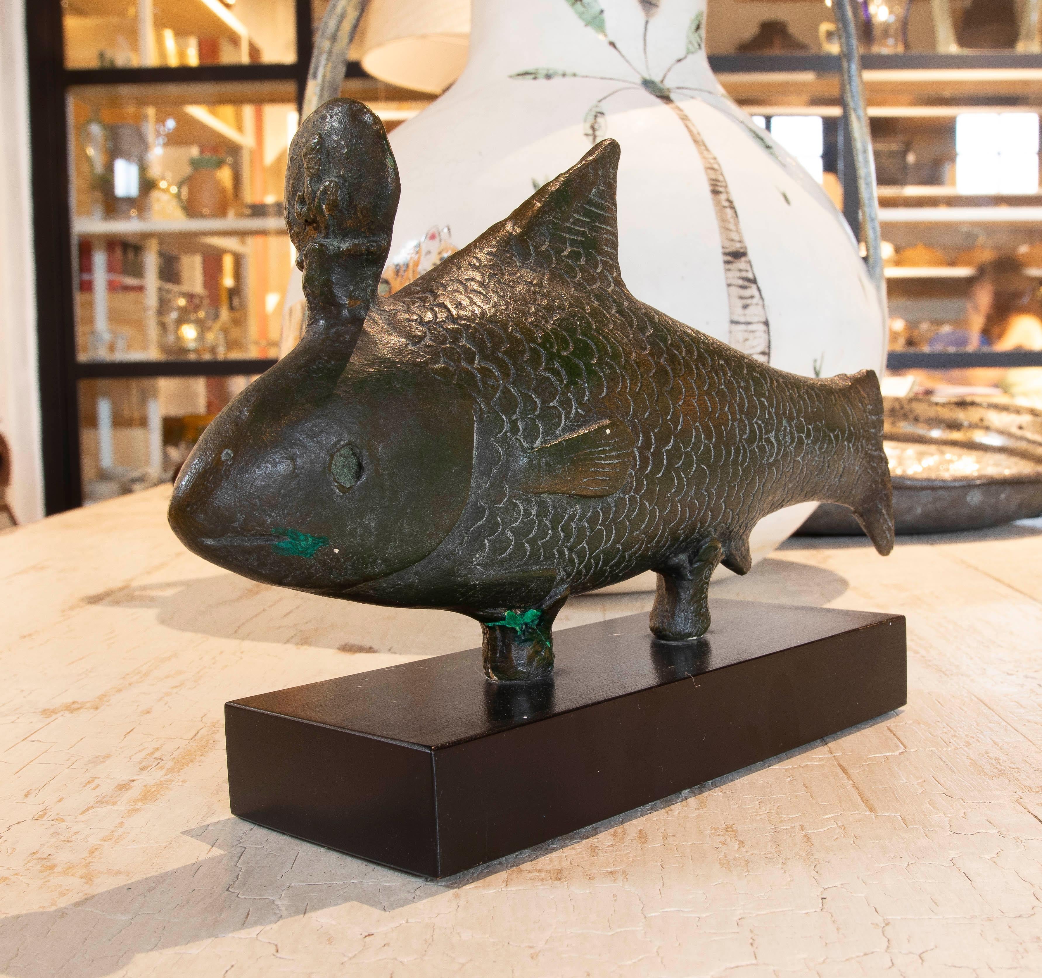Scultura di pesce in terracotta del 1980 dipinta con base e bronzo In condizioni buone in vendita a Marbella, ES