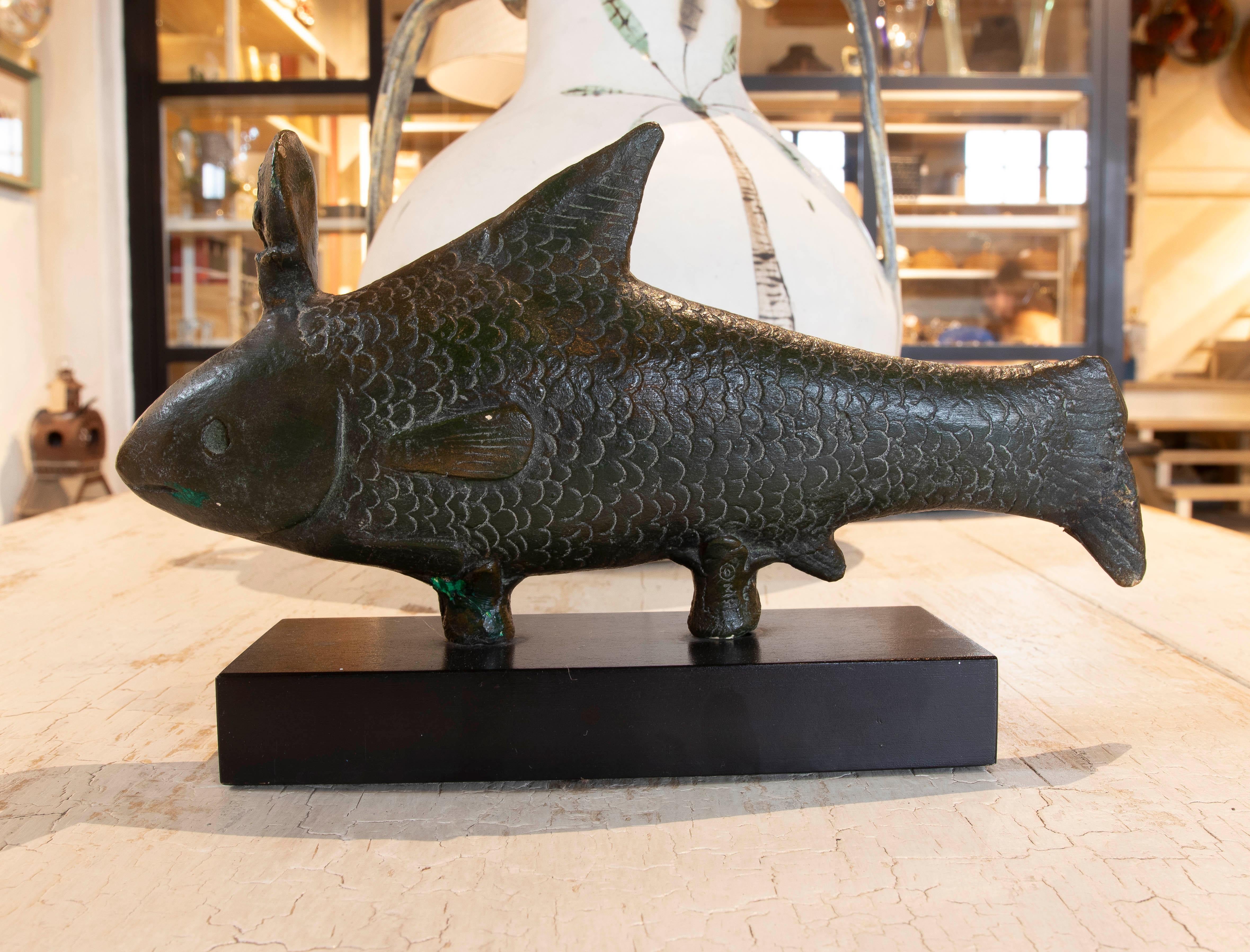 XX secolo Scultura di pesce in terracotta del 1980 dipinta con base e bronzo in vendita