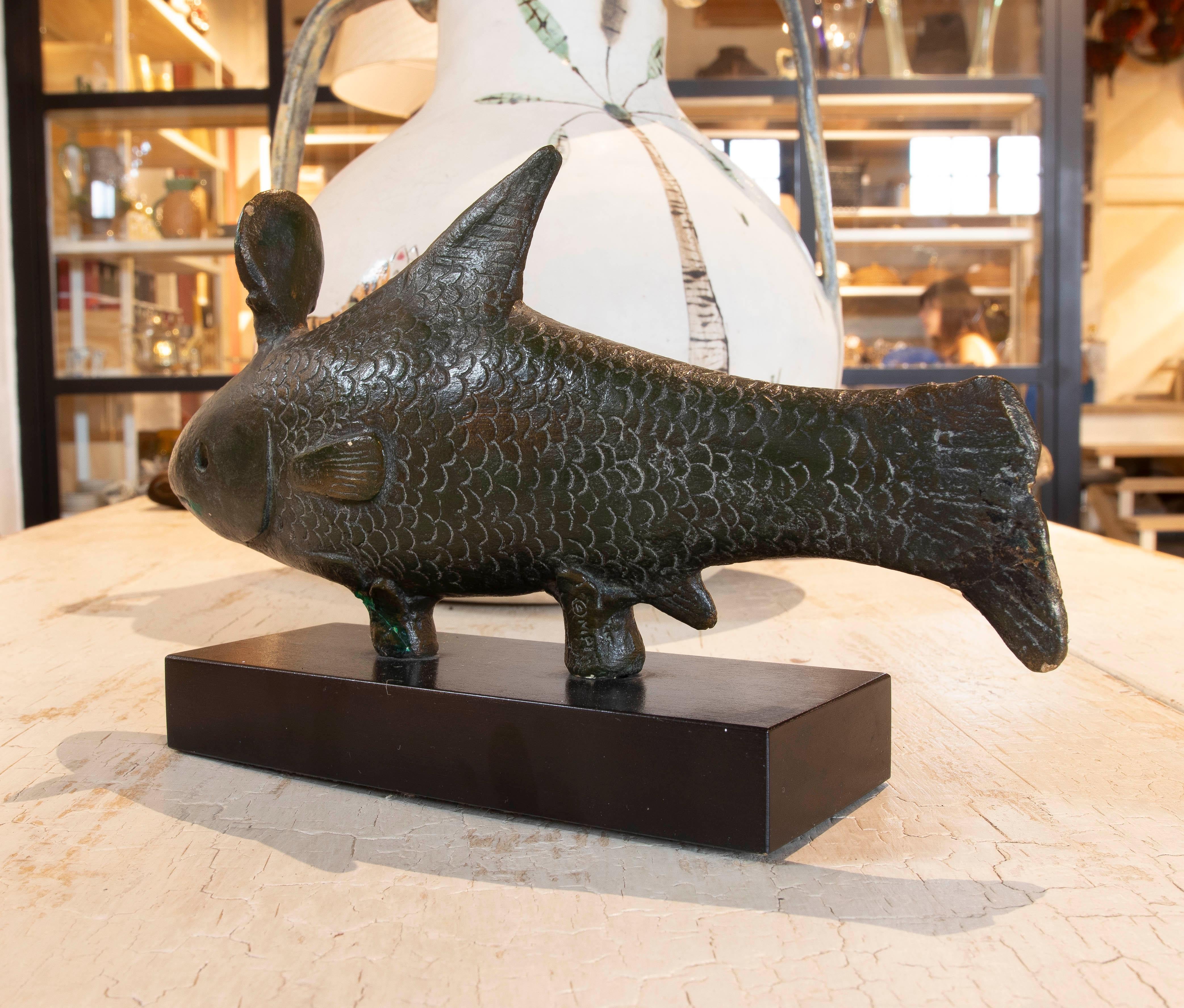 Terracotta Scultura di pesce in terracotta del 1980 dipinta con base e bronzo in vendita