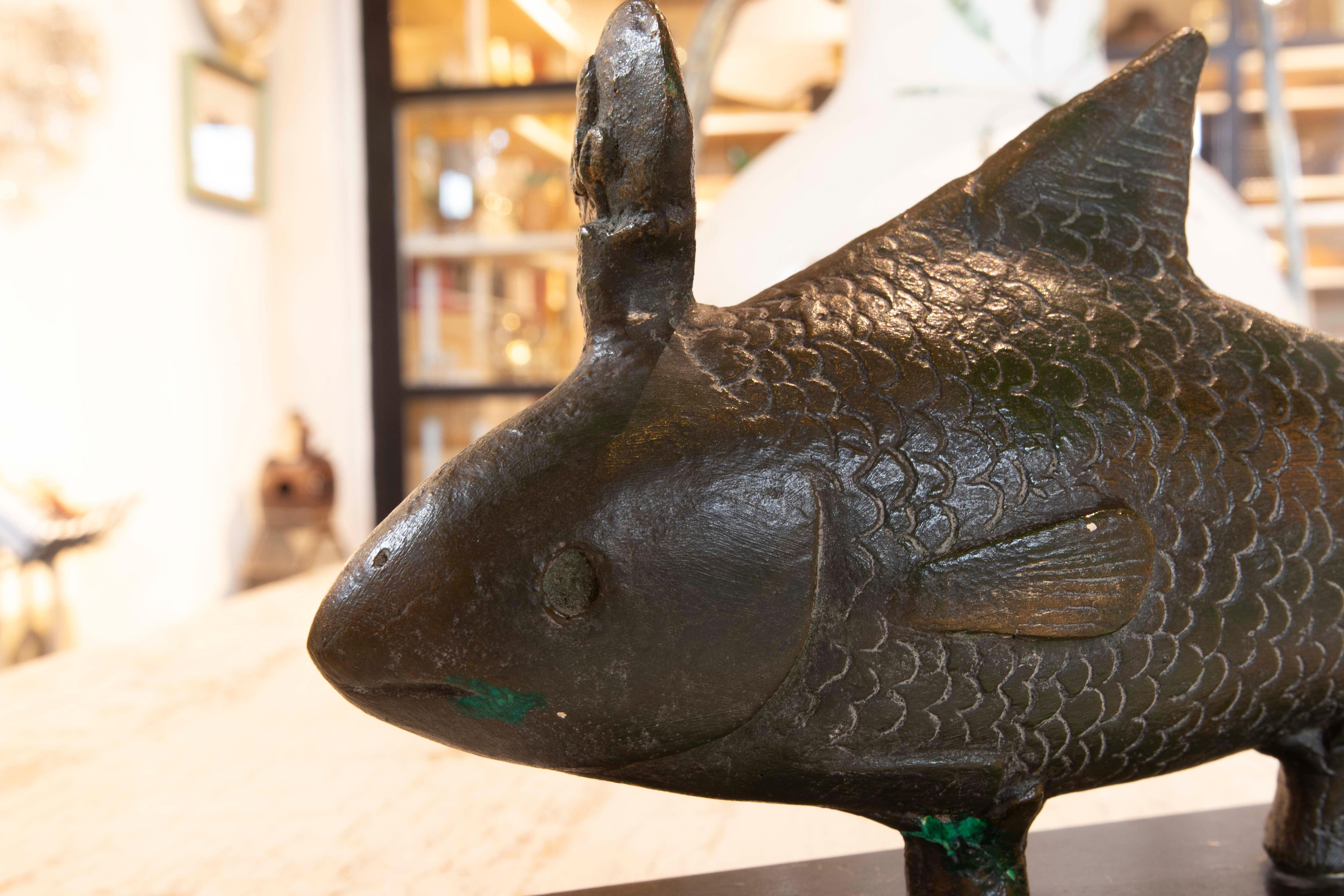 Scultura di pesce in terracotta del 1980 dipinta con base e bronzo in vendita 1