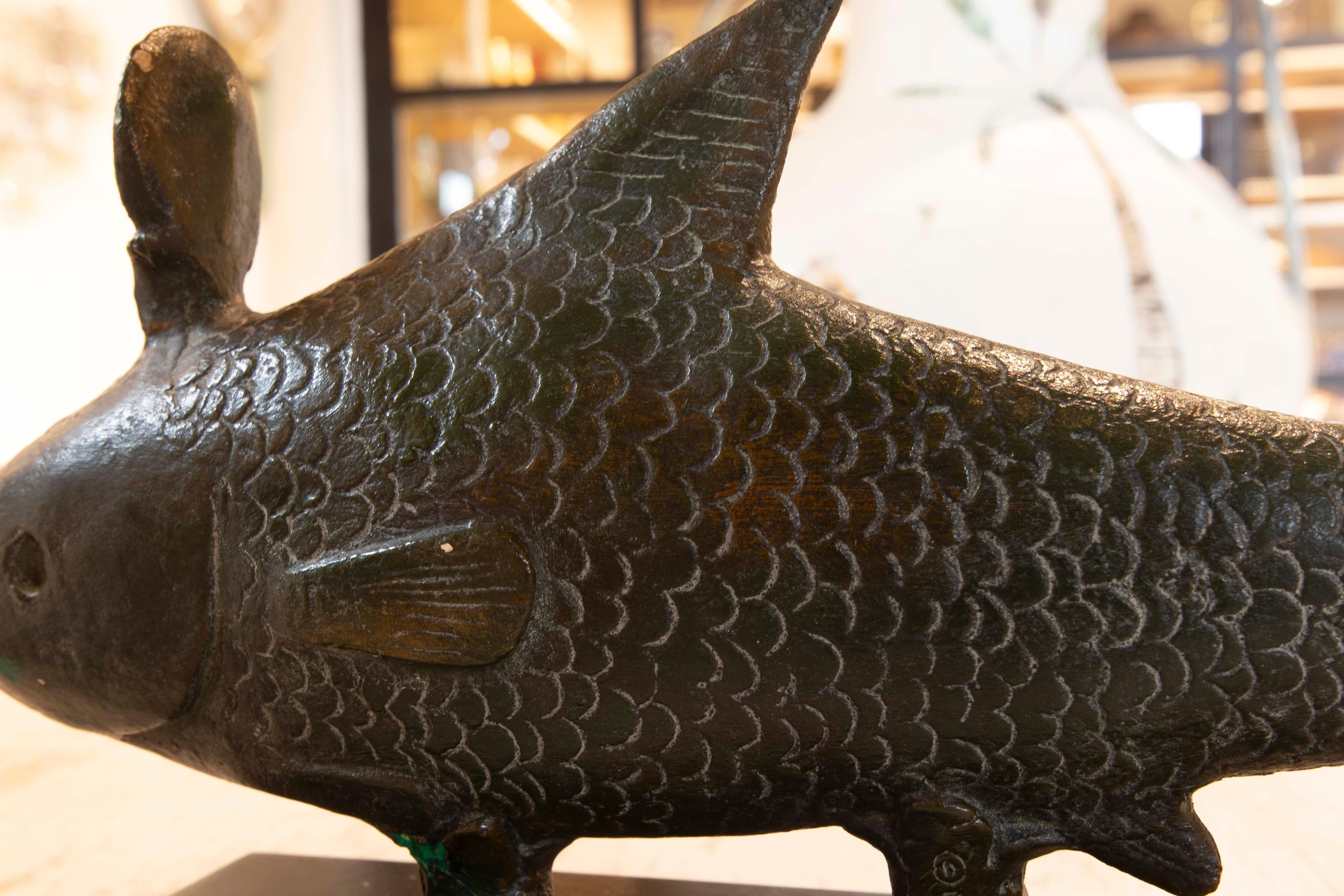 Scultura di pesce in terracotta del 1980 dipinta con base e bronzo in vendita 2