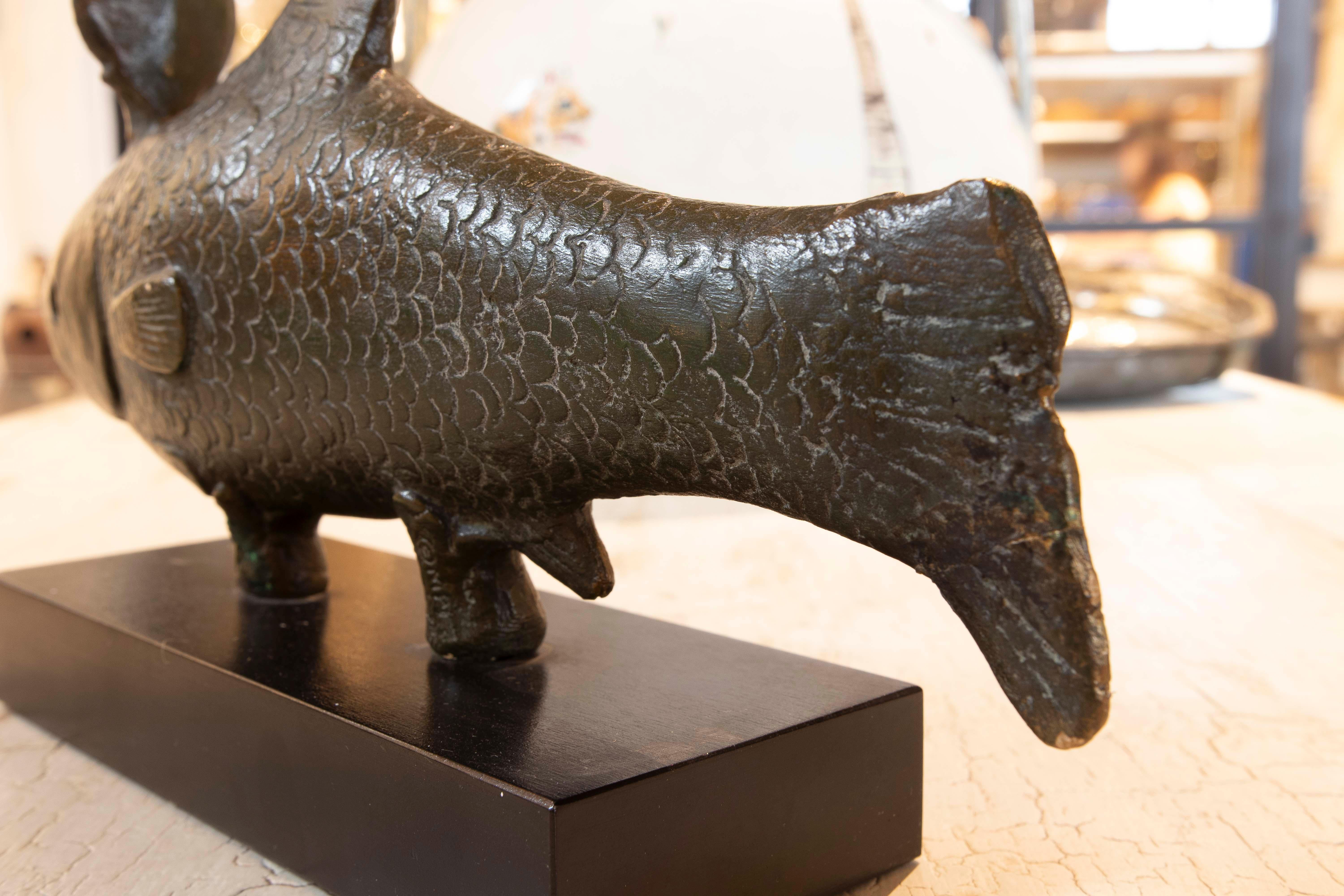 Scultura di pesce in terracotta del 1980 dipinta con base e bronzo in vendita 3