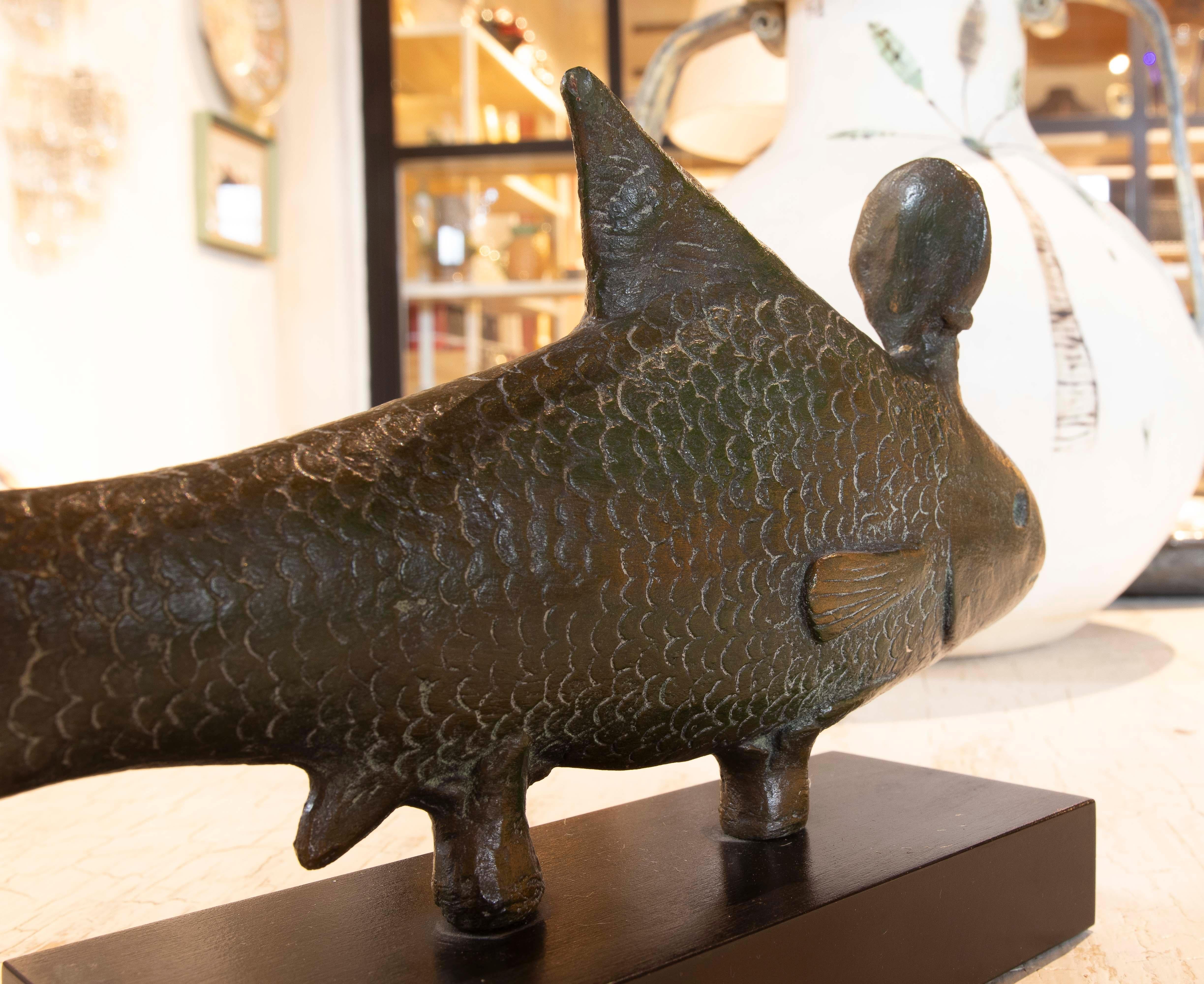 Scultura di pesce in terracotta del 1980 dipinta con base e bronzo in vendita 4