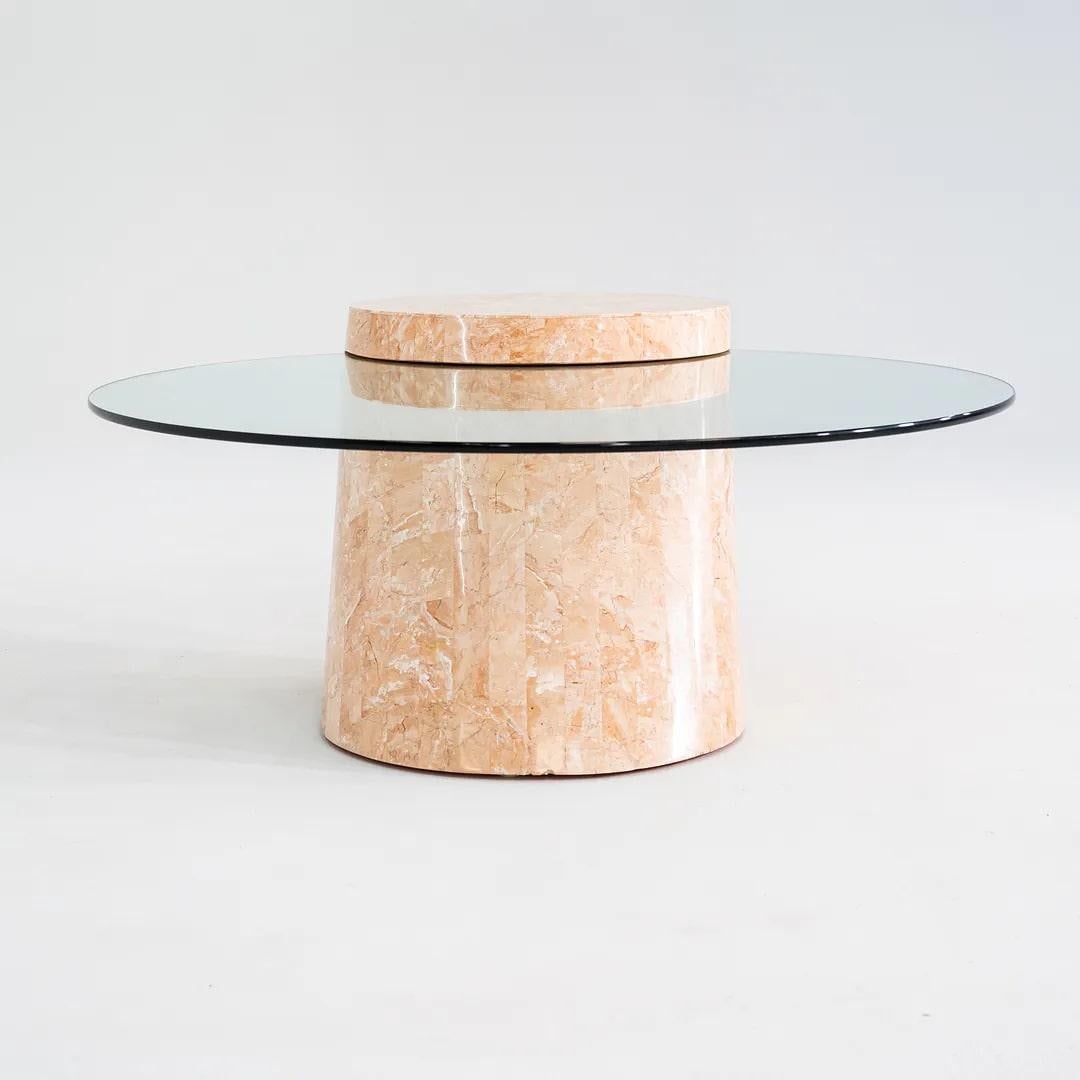 Il s'agit d'une table basse en porte-à-faux des années 1980, avec une base angulaire et une matérialité de fossiles / marbres tessellés. La pièce a été fabriquée aux Philippines. Nous avons vu cette silhouette attribuée à Karl Springer, mais il