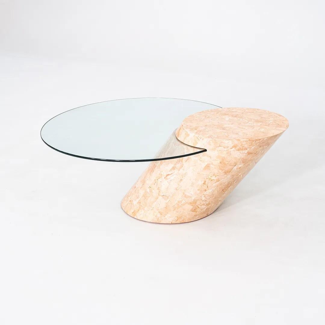 Moderne Table basse en porte-à-faux en marbre tessellé et verre des années 1980 en vente