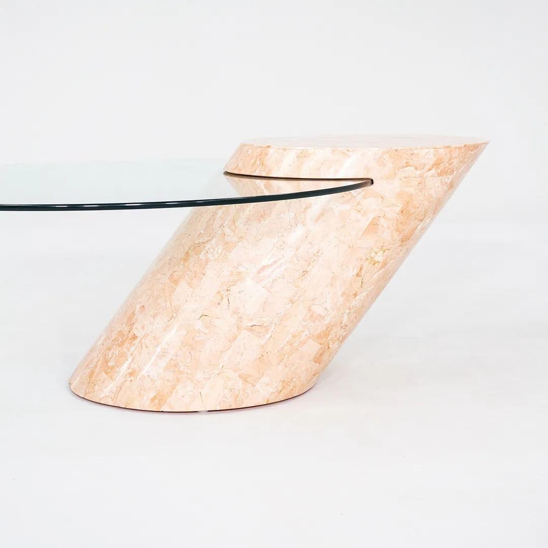Philippin Table basse en porte-à-faux en marbre tessellé et verre des années 1980 en vente