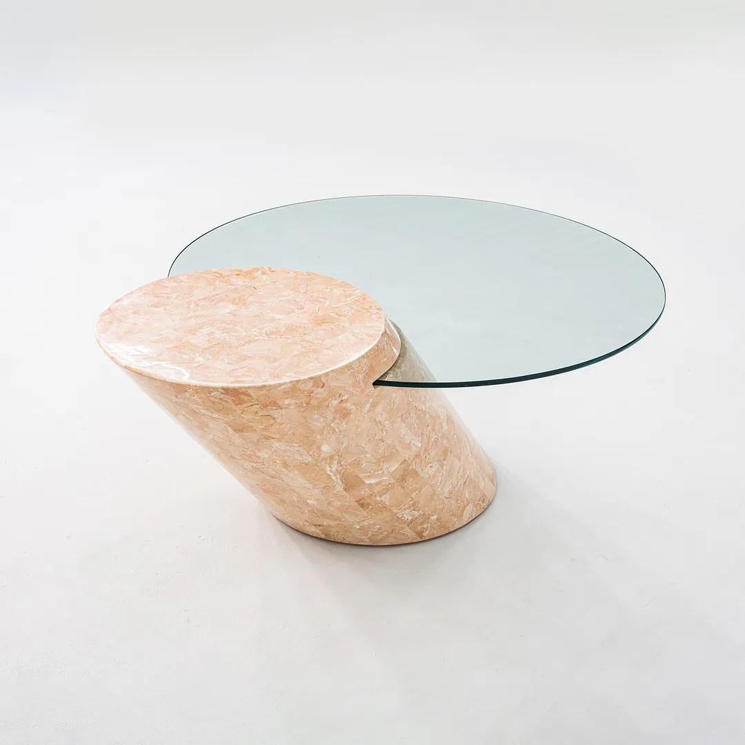 Verre Table basse en porte-à-faux en marbre tessellé et verre des années 1980 en vente