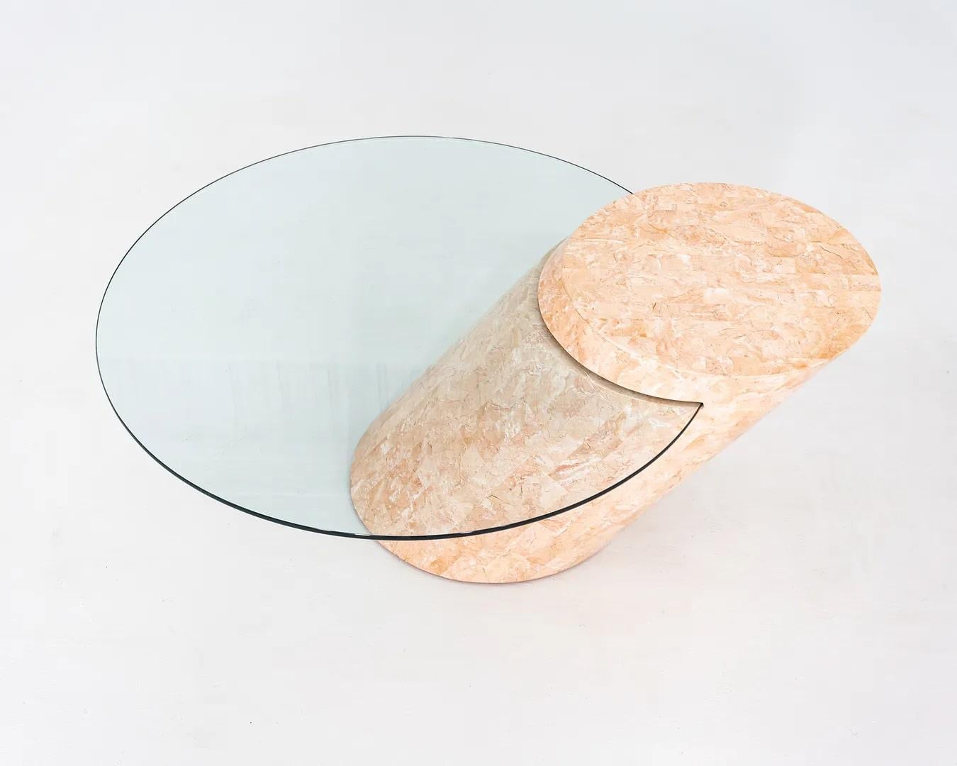 Table basse en porte-à-faux en marbre tessellé et verre des années 1980 en vente 2