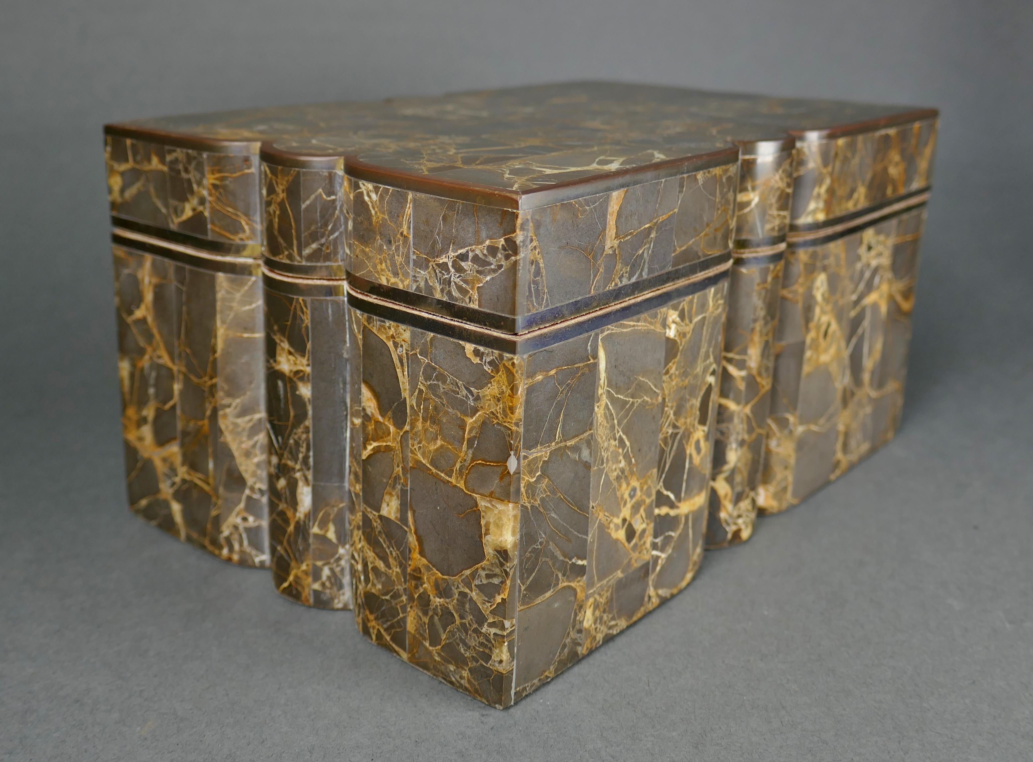 Filippino Scatola con coperchio in pietra e ottone tessellato di Desia del 1980 in vendita