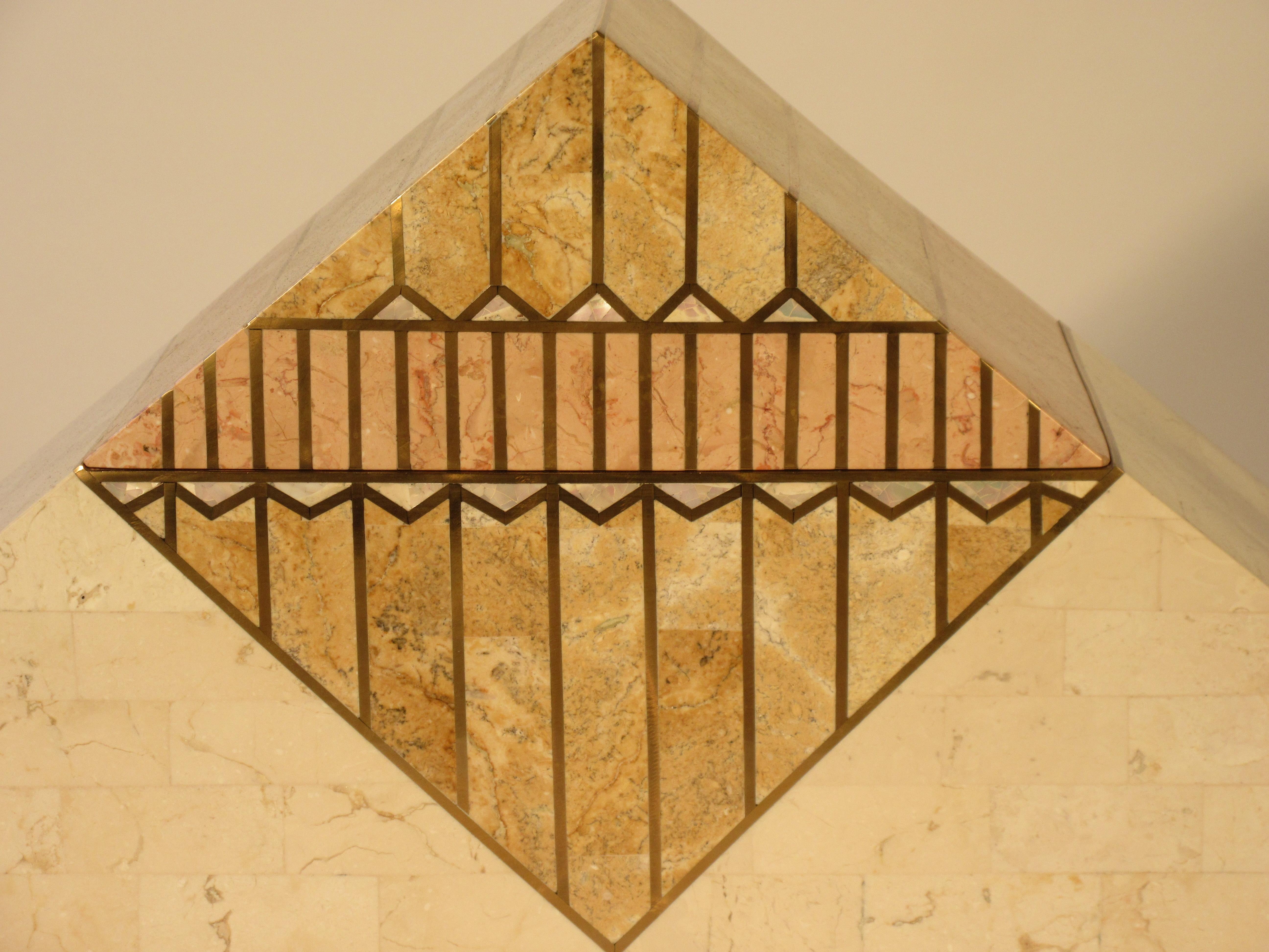 1980er Jahre Mosaikstein mit Messingintarsien Pyramidenförmiger Schachtel im Zustand „Gut“ im Angebot in Tarrytown, NY