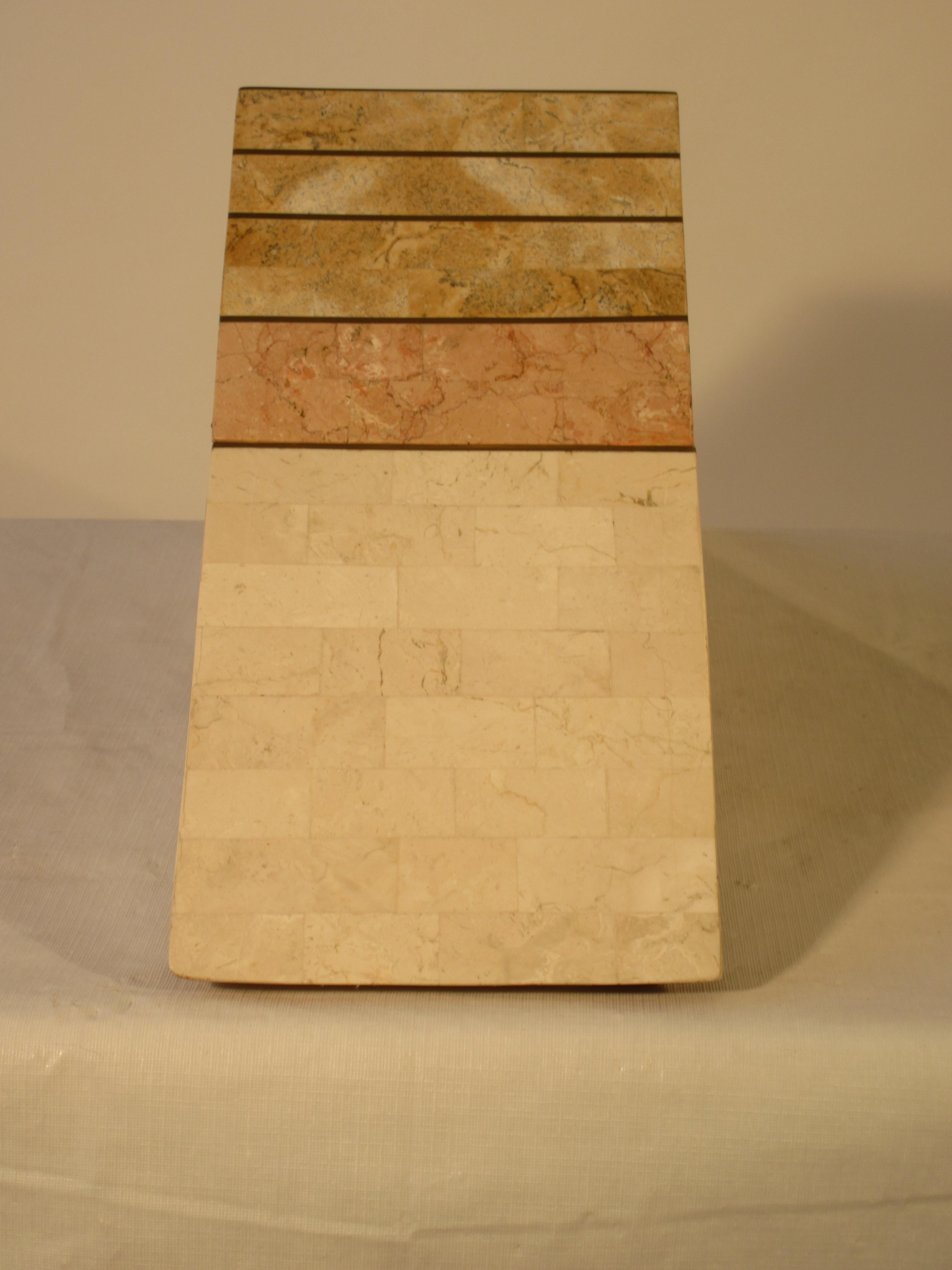 1980er Jahre Mosaikstein mit Messingintarsien Pyramidenförmiger Schachtel im Angebot 1