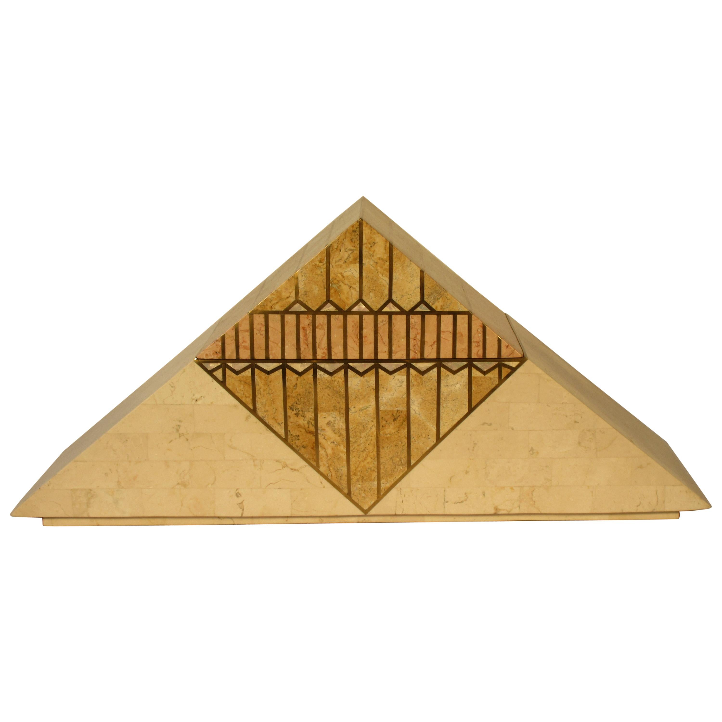 Boîte en forme de pyramide en pierre tessellée avec incrustation en laiton, années 1980