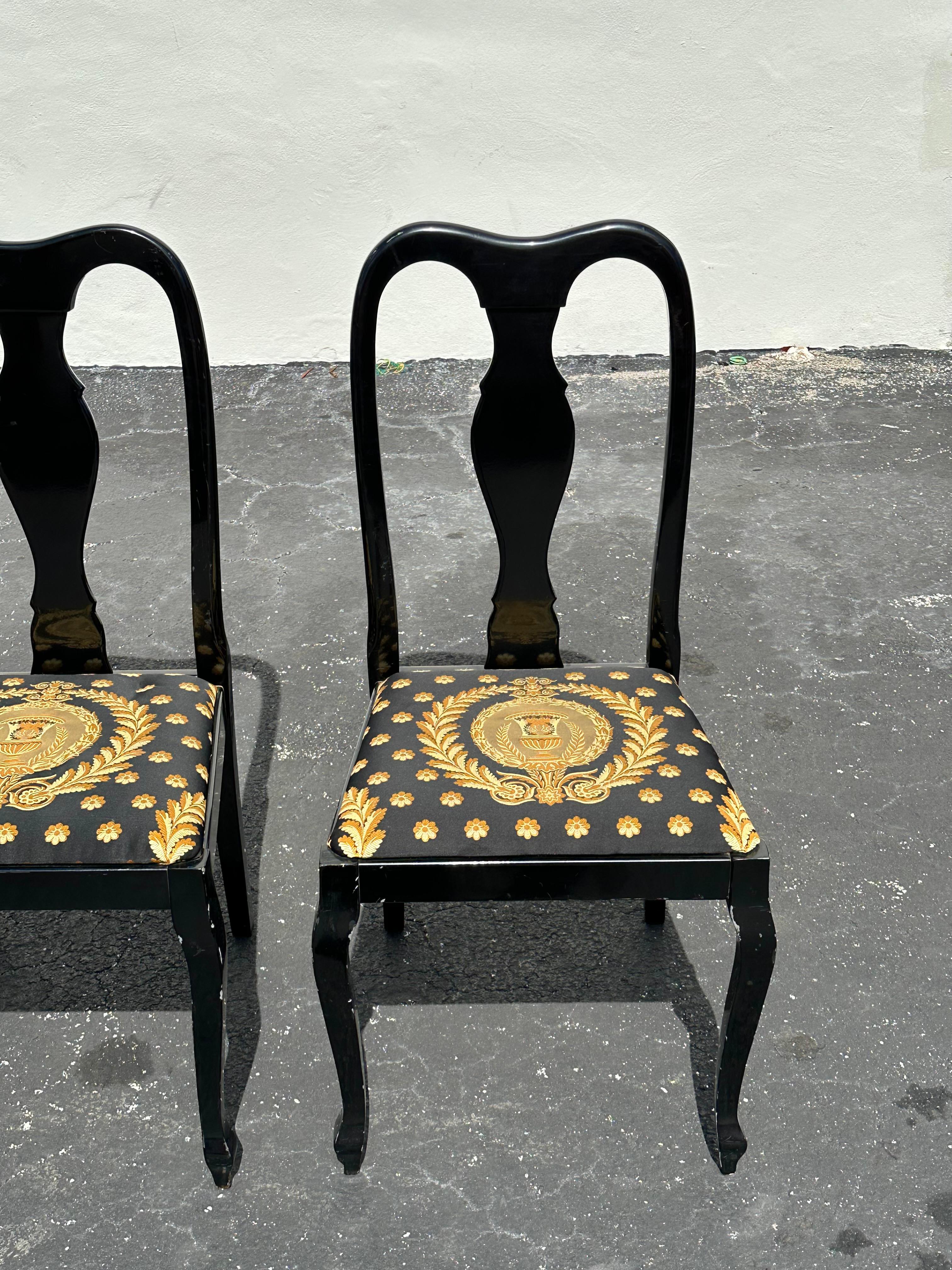 Sedie da pranzo anni '80 in stile Versace in tessuto nero e oro, set di 5 in vendita 3