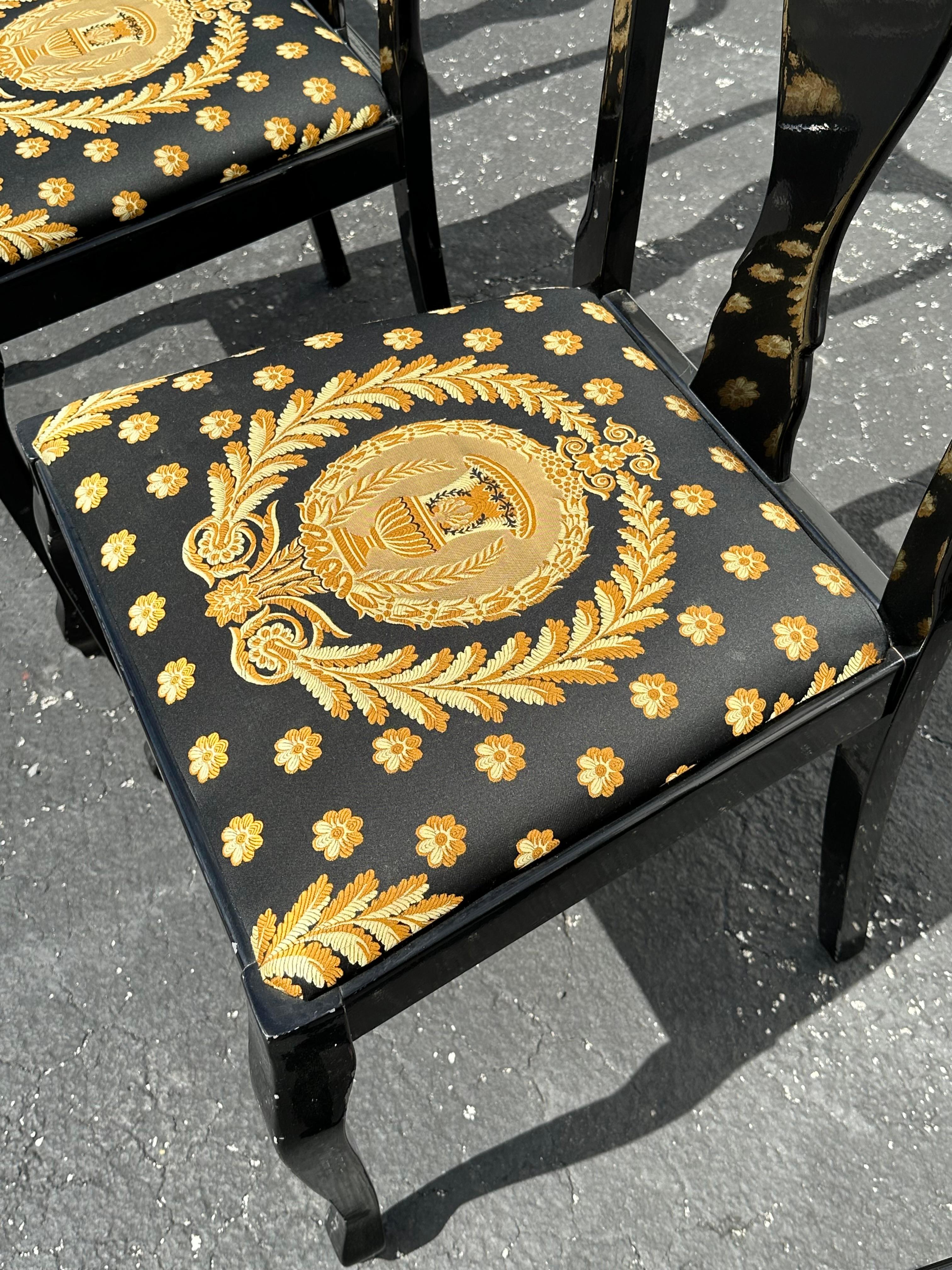 Sedie da pranzo anni '80 in stile Versace in tessuto nero e oro, set di 5 in vendita 4