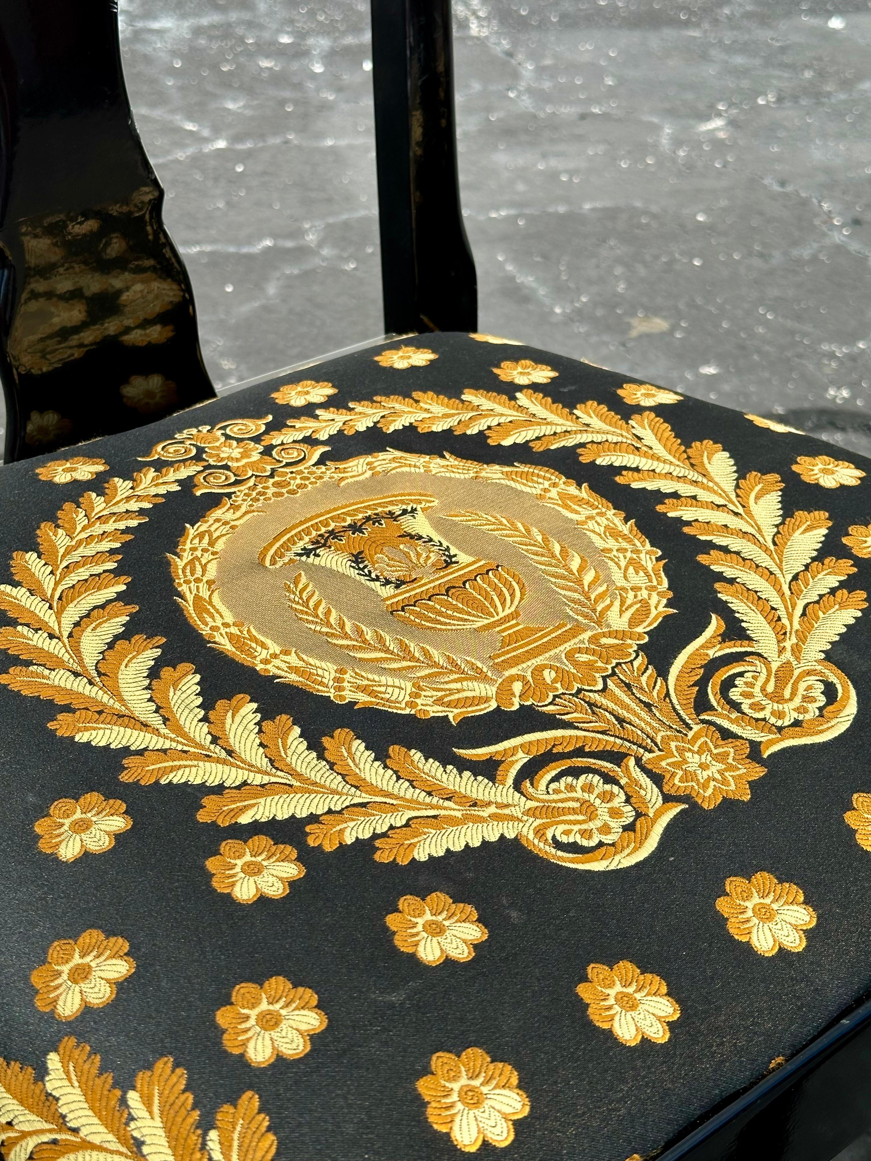 Sedie da pranzo anni '80 in stile Versace in tessuto nero e oro, set di 5 in vendita 5