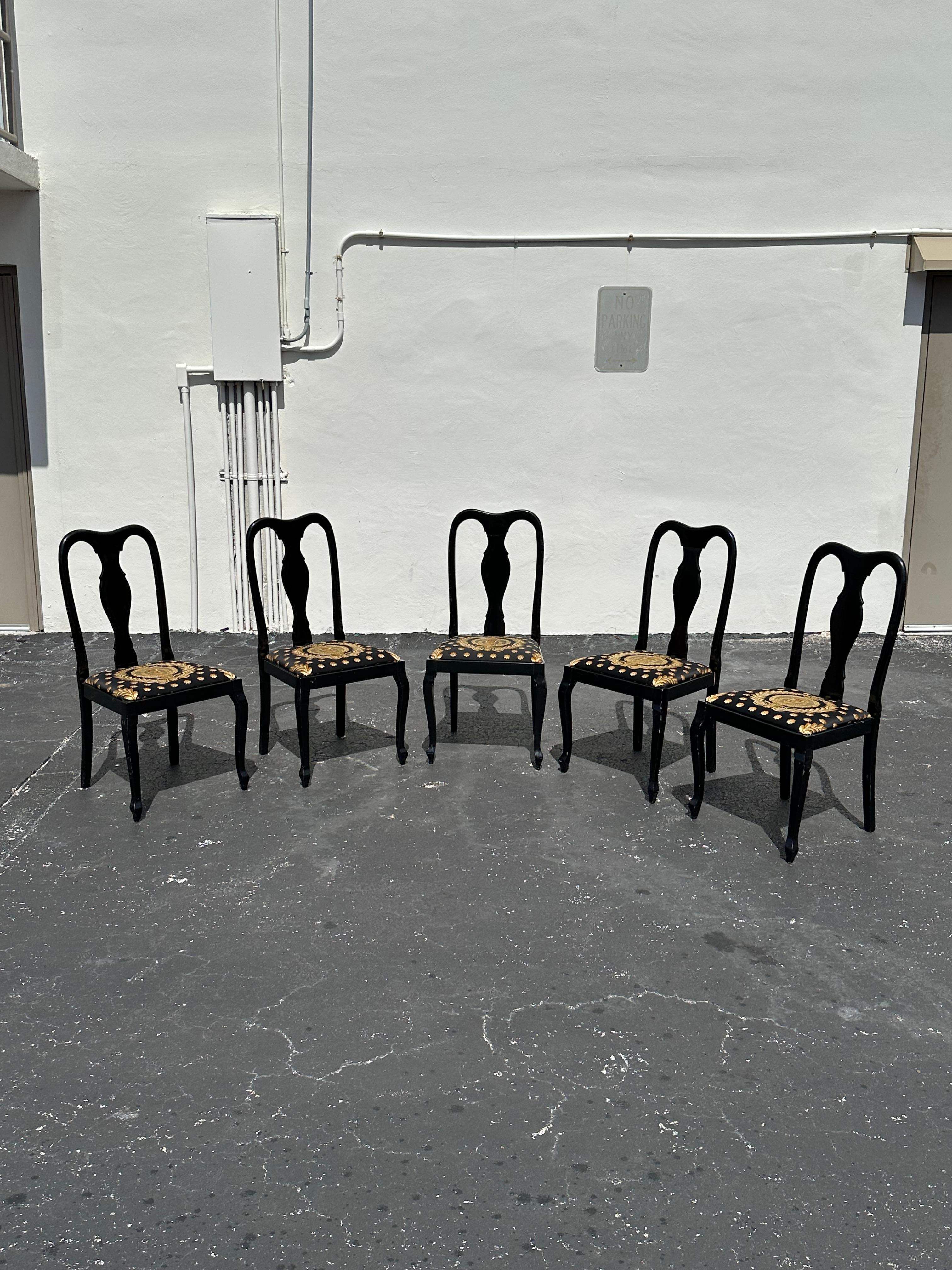 Trasportati negli eleganti e sofisticati anni '30 con questo raffinato set di sedie da pranzo. Le sedie ultra rare emanano un'aria di storia e raffinatezza. Il design è eccezionale. Le sedie sono un pezzo forte che è anche estremamente comodo e