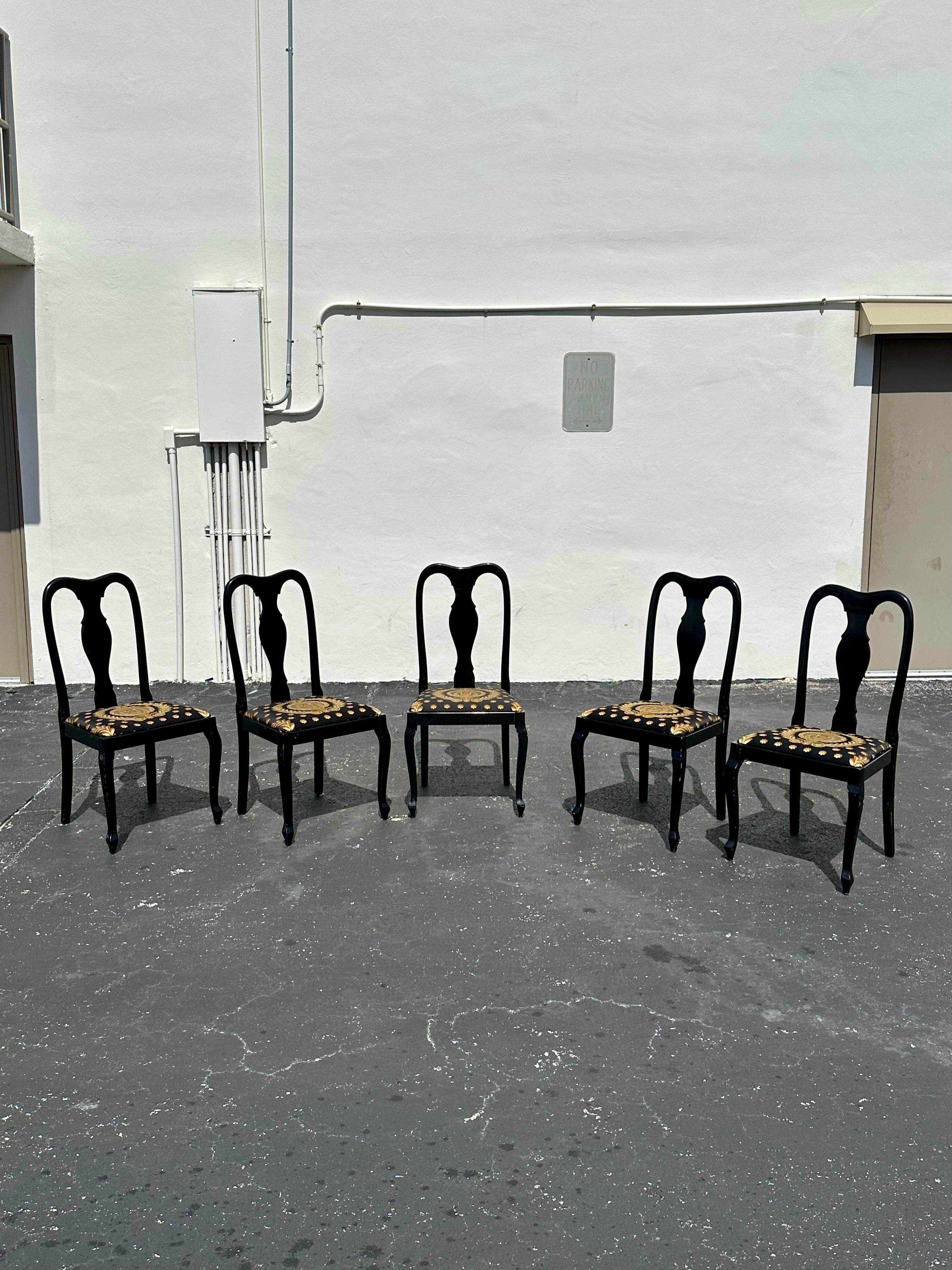 Barocco Sedie da pranzo anni '80 in stile Versace in tessuto nero e oro, set di 5 in vendita