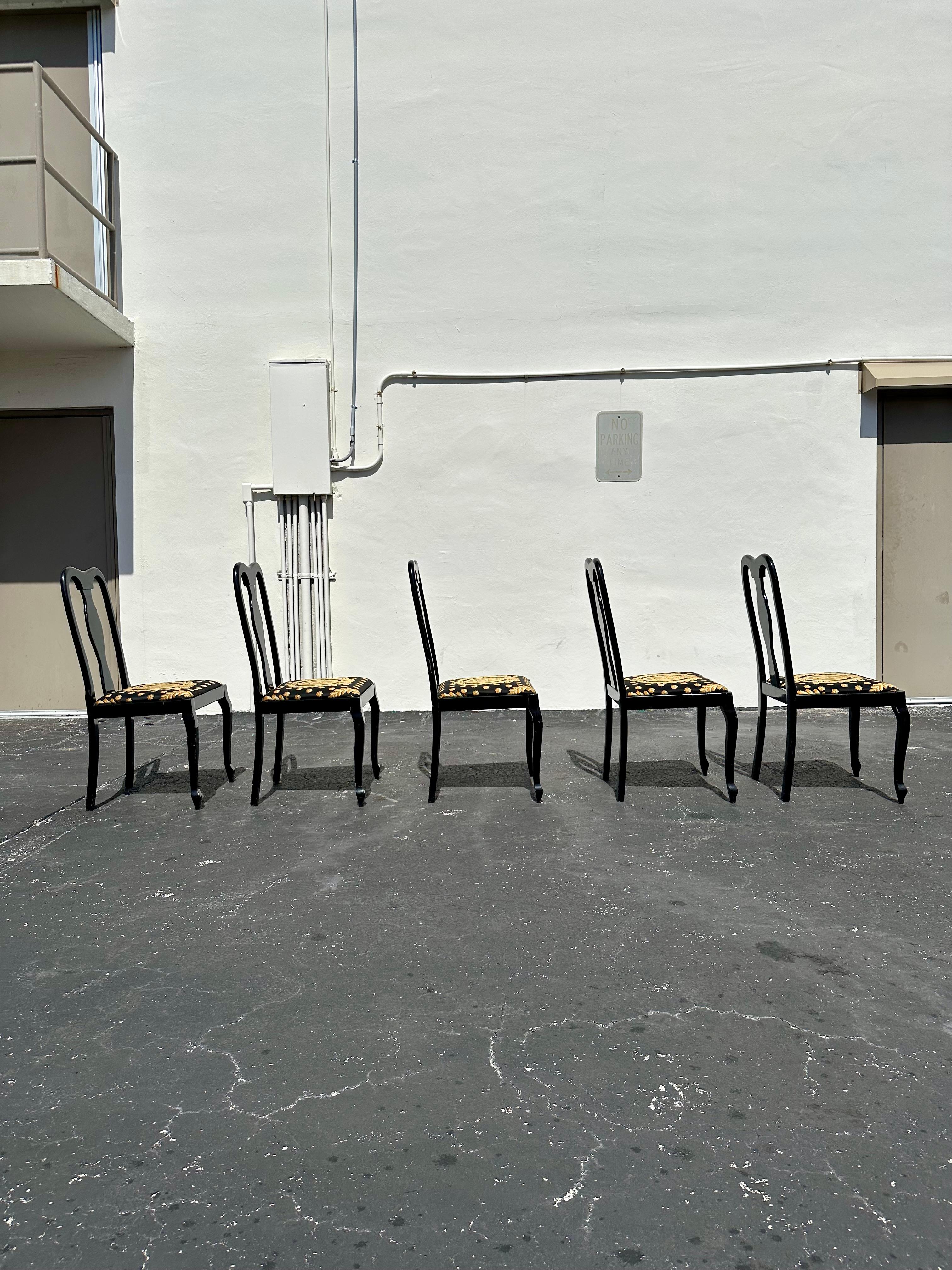 Italiano Sedie da pranzo anni '80 in stile Versace in tessuto nero e oro, set di 5 in vendita