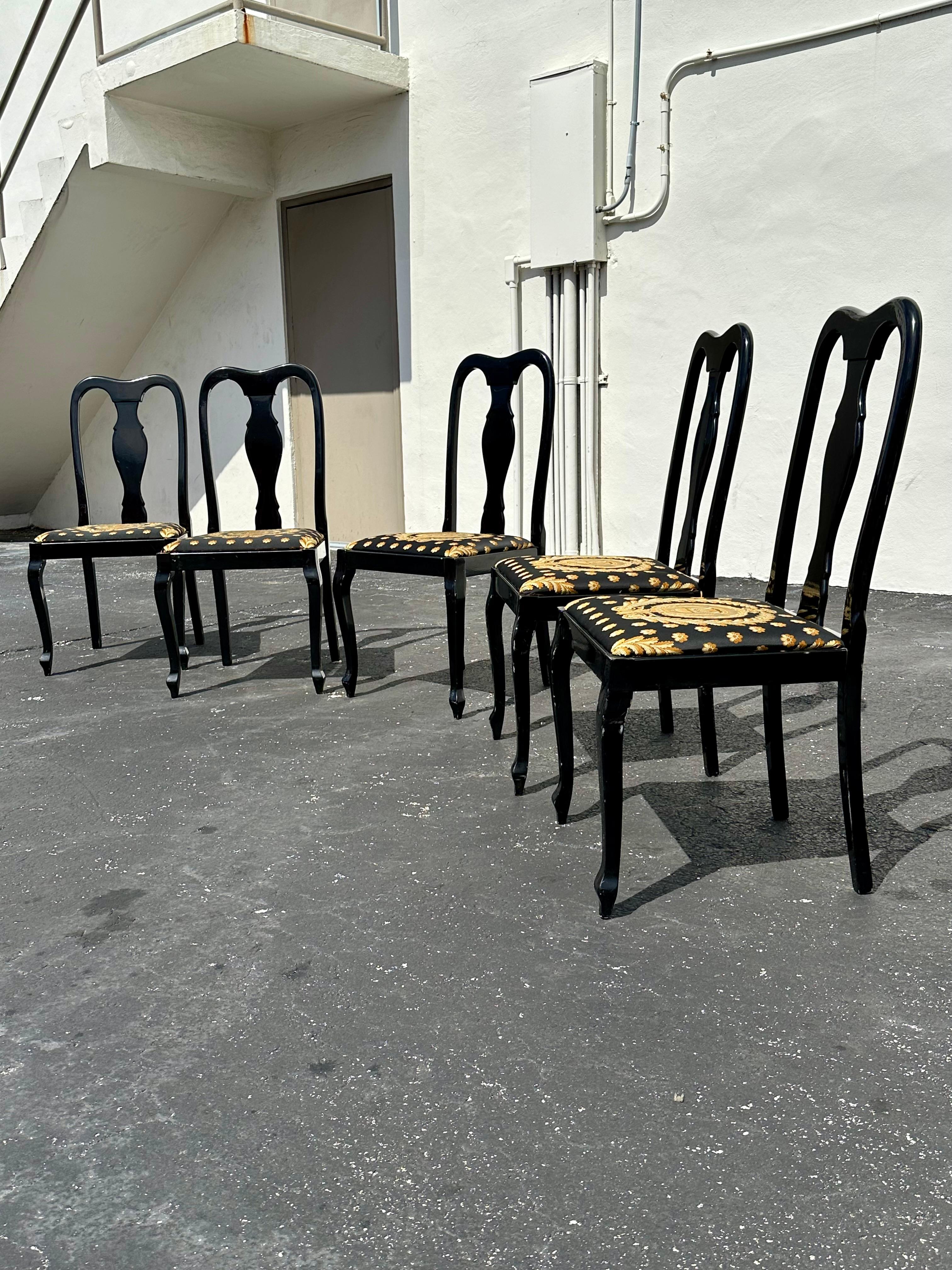 Fine XX secolo Sedie da pranzo anni '80 in stile Versace in tessuto nero e oro, set di 5 in vendita