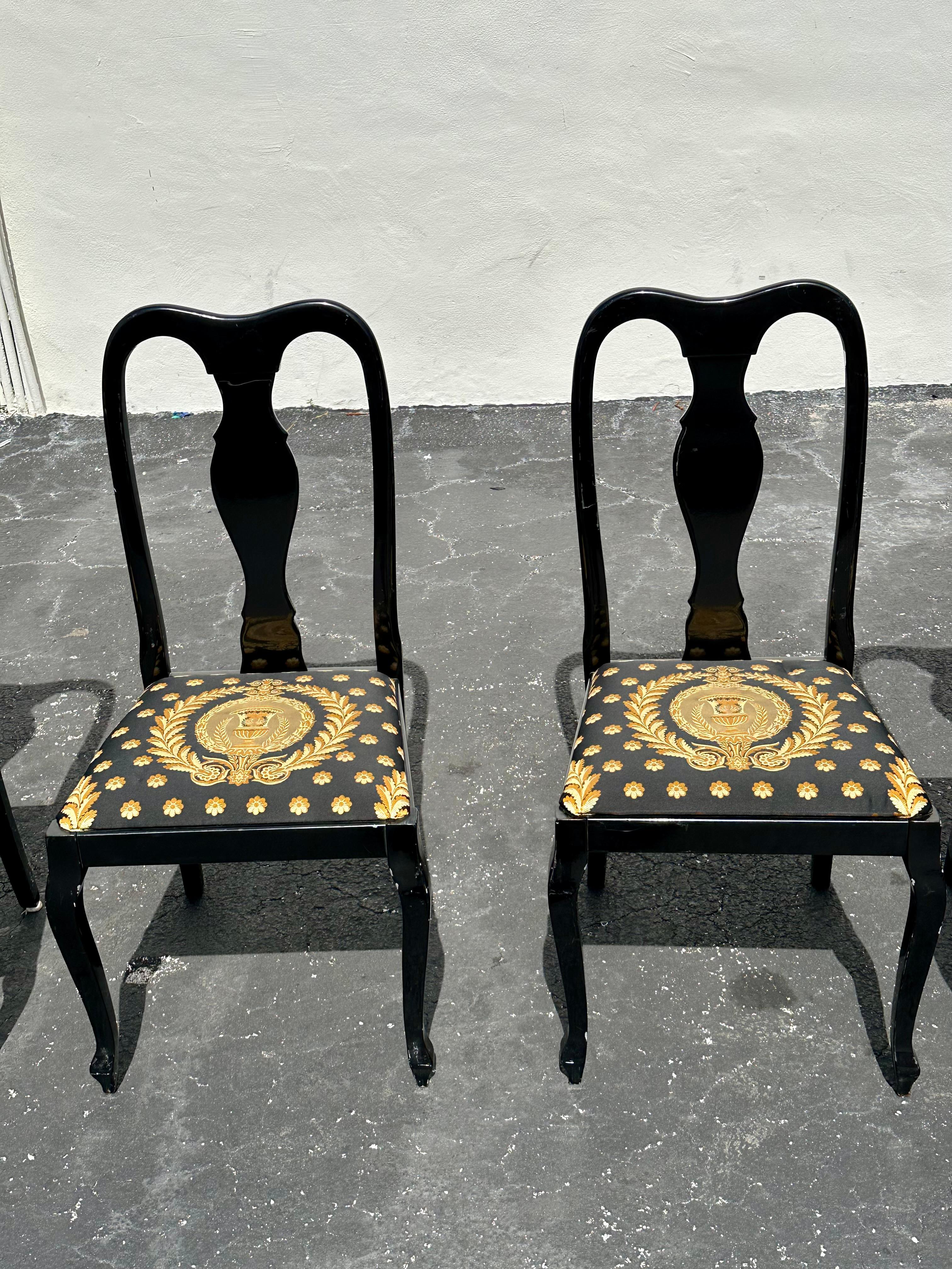 Sedie da pranzo anni '80 in stile Versace in tessuto nero e oro, set di 5 in vendita 2
