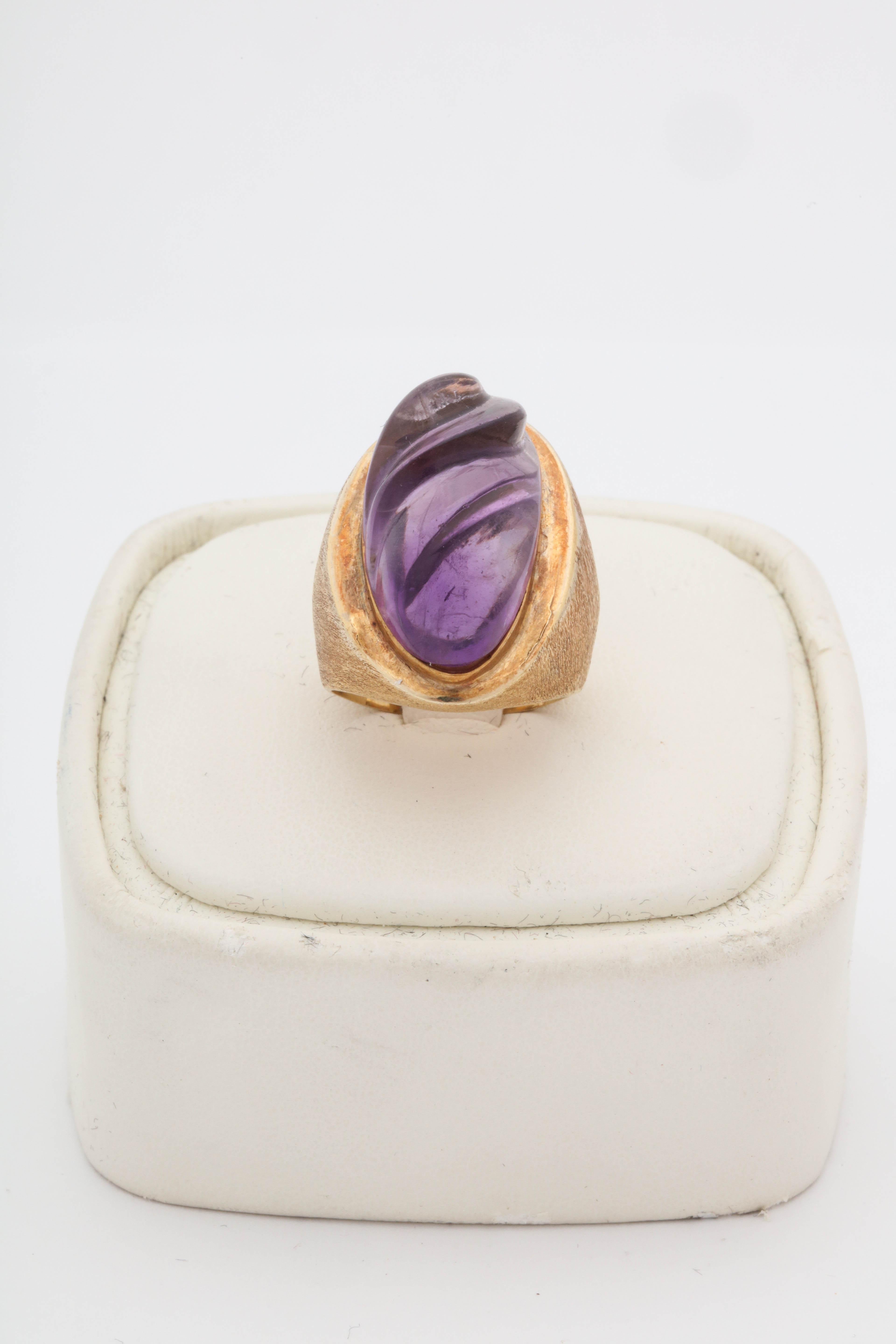 1980s Textured Carved Amethyst and Engraved Gold Cocktail Ring In Good Condition In New York, NY