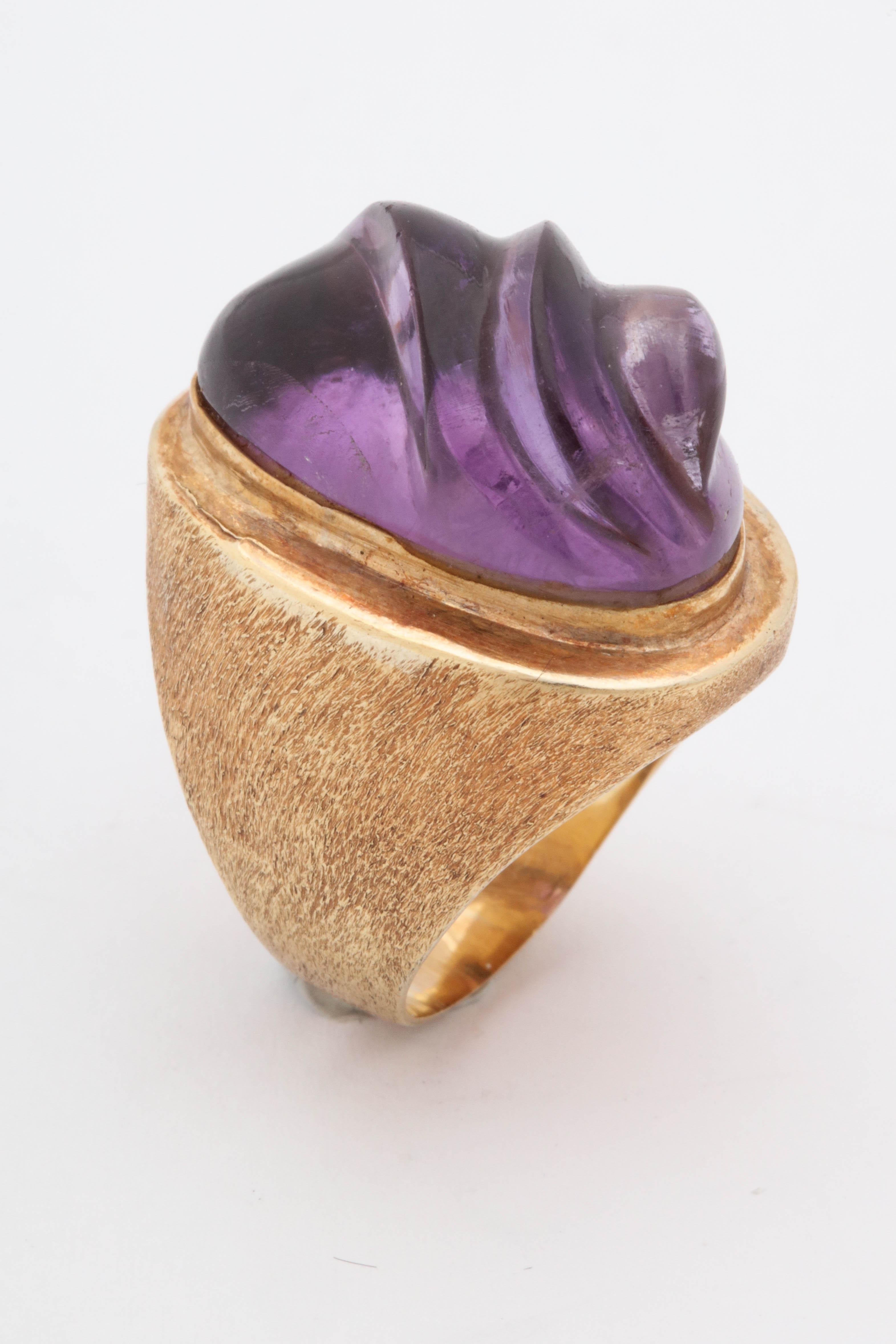 1980s Textured Carved Amethyst and Engraved Gold Cocktail Ring 1