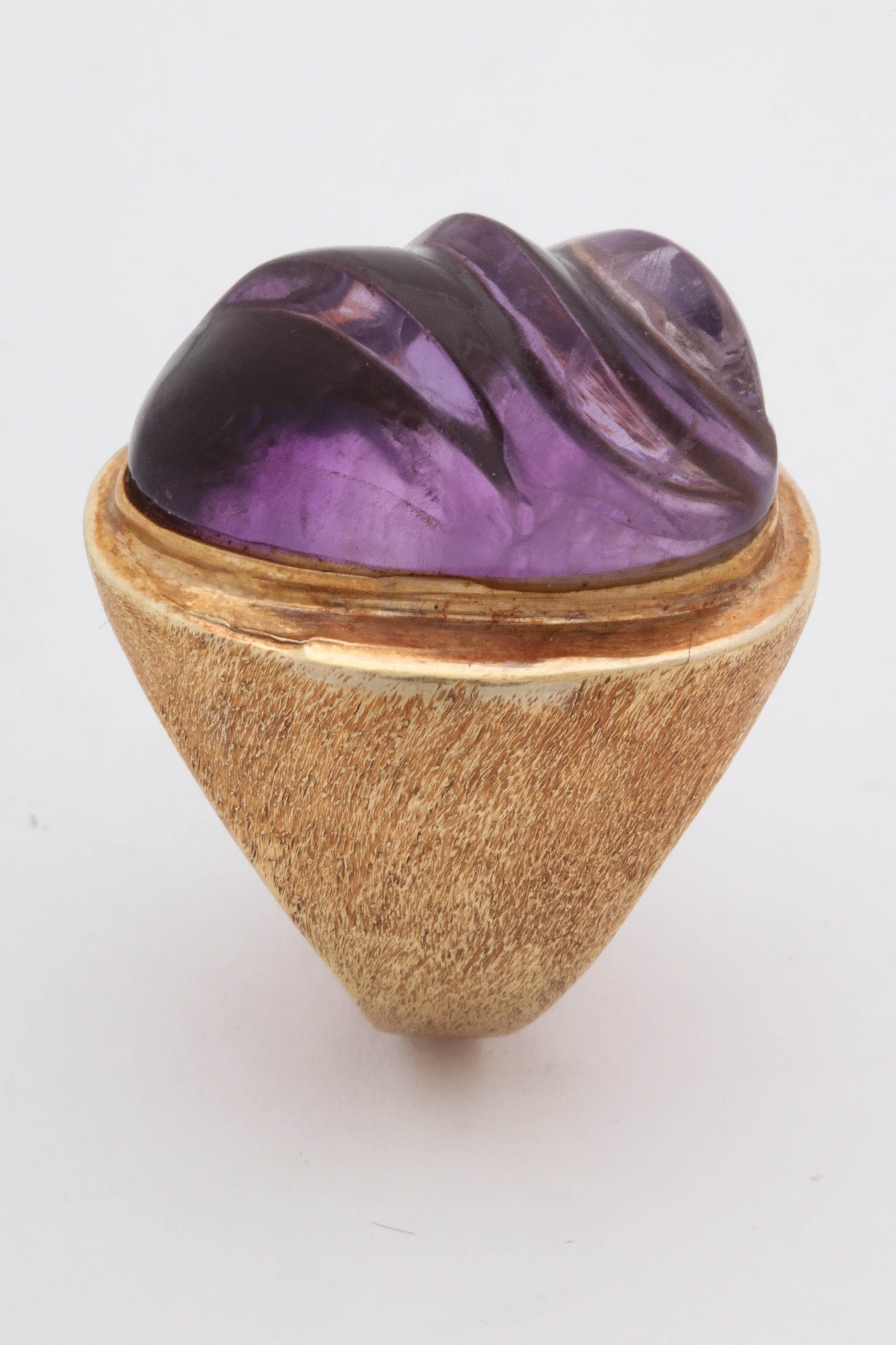 1980s Textured Carved Amethyst and Engraved Gold Cocktail Ring 2