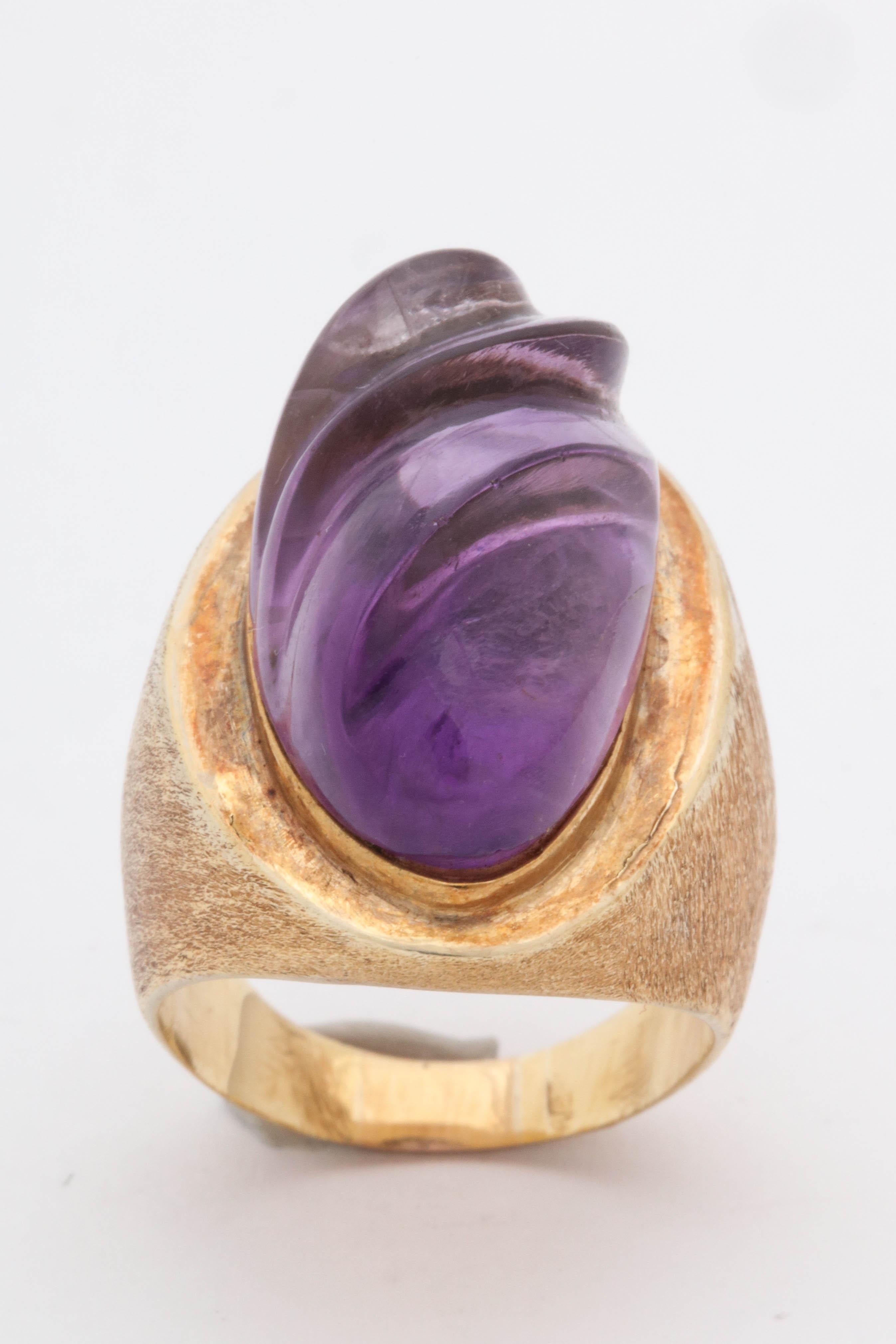 1980s Textured Carved Amethyst and Engraved Gold Cocktail Ring 3