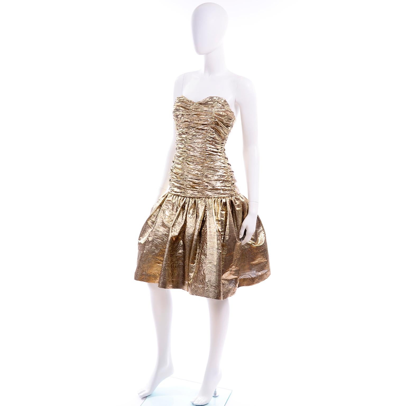 1980er Jahre strukturiertes goldfarbenes trägerloses Vintage-Kleid mit Tüll- Unterrock und gerafftem Mieder (Braun) im Angebot