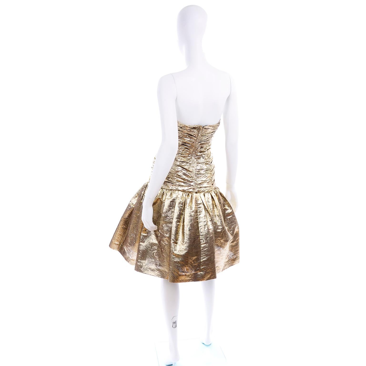 1980er Jahre strukturiertes goldfarbenes trägerloses Vintage-Kleid mit Tüll- Unterrock und gerafftem Mieder im Zustand „Hervorragend“ im Angebot in Portland, OR