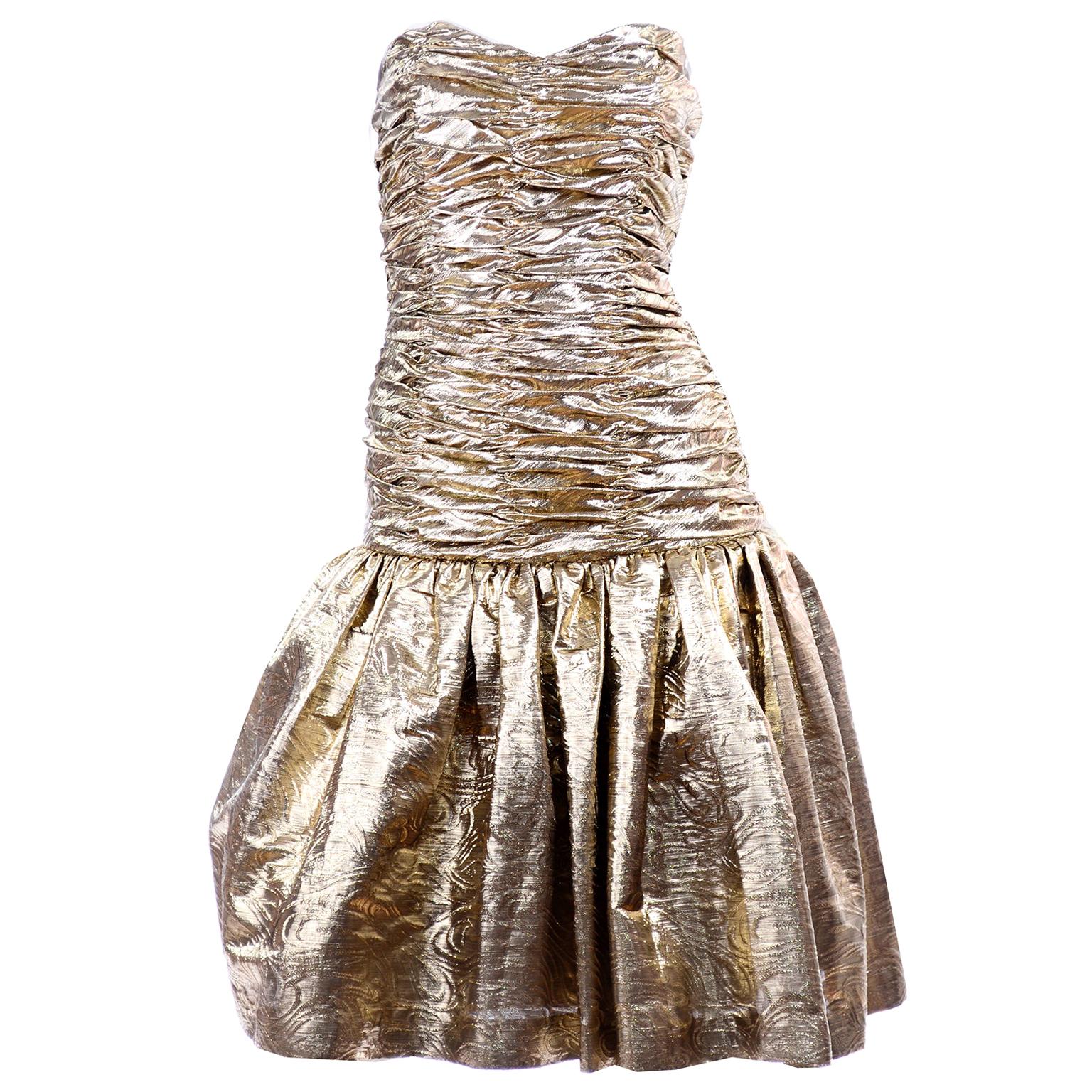 1980er Jahre strukturiertes goldfarbenes trägerloses Vintage-Kleid mit Tüll- Unterrock und gerafftem Mieder im Angebot