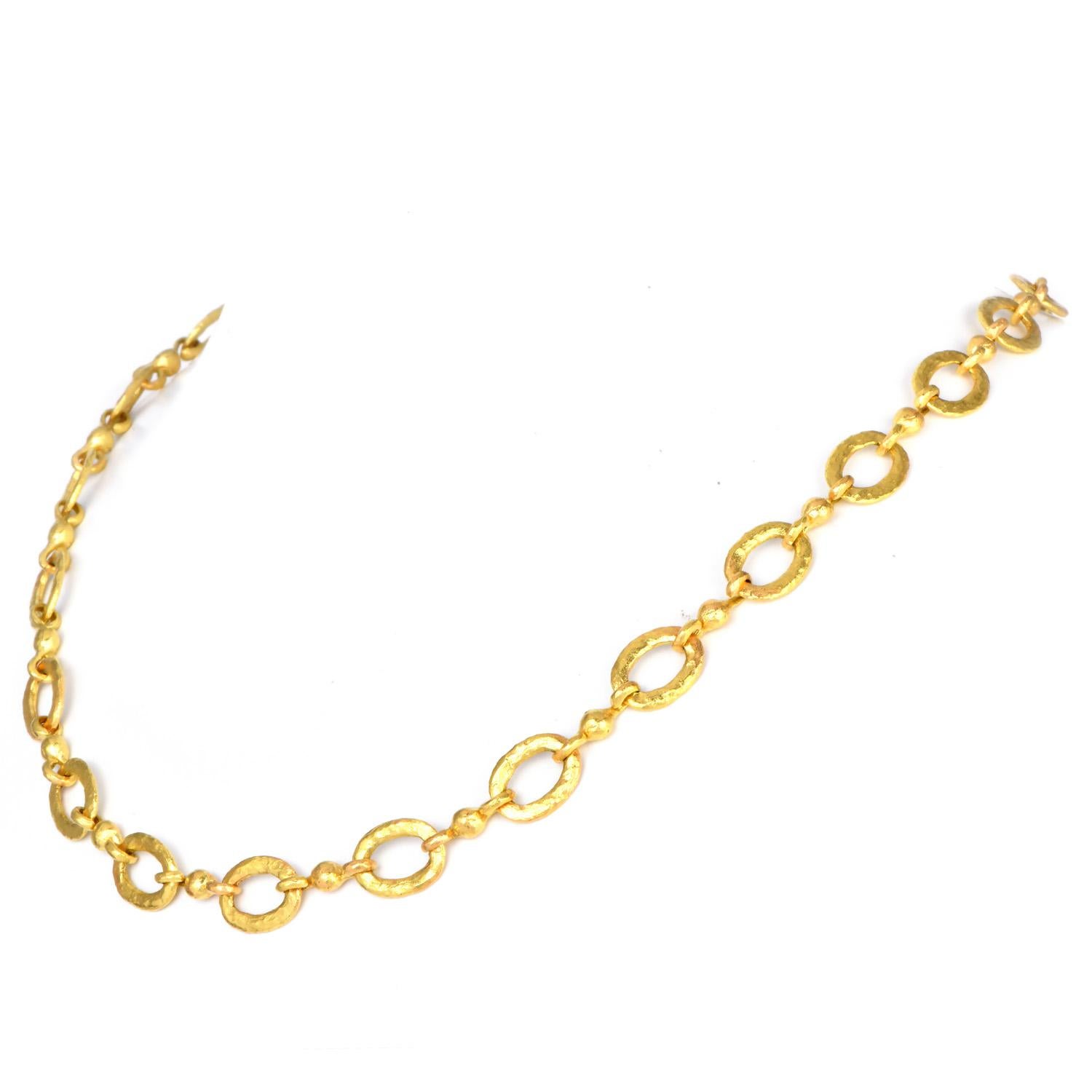 Questa elegante collana a maglie ovali, realizzata a mano, è composta da pregiato oro giallo 18 carati, con una morbida finitura opaca che mette in risalto i dettagli lavorati dall'artigiano. Ogni maglia ovale di 9 mm di larghezza è meticolosamente