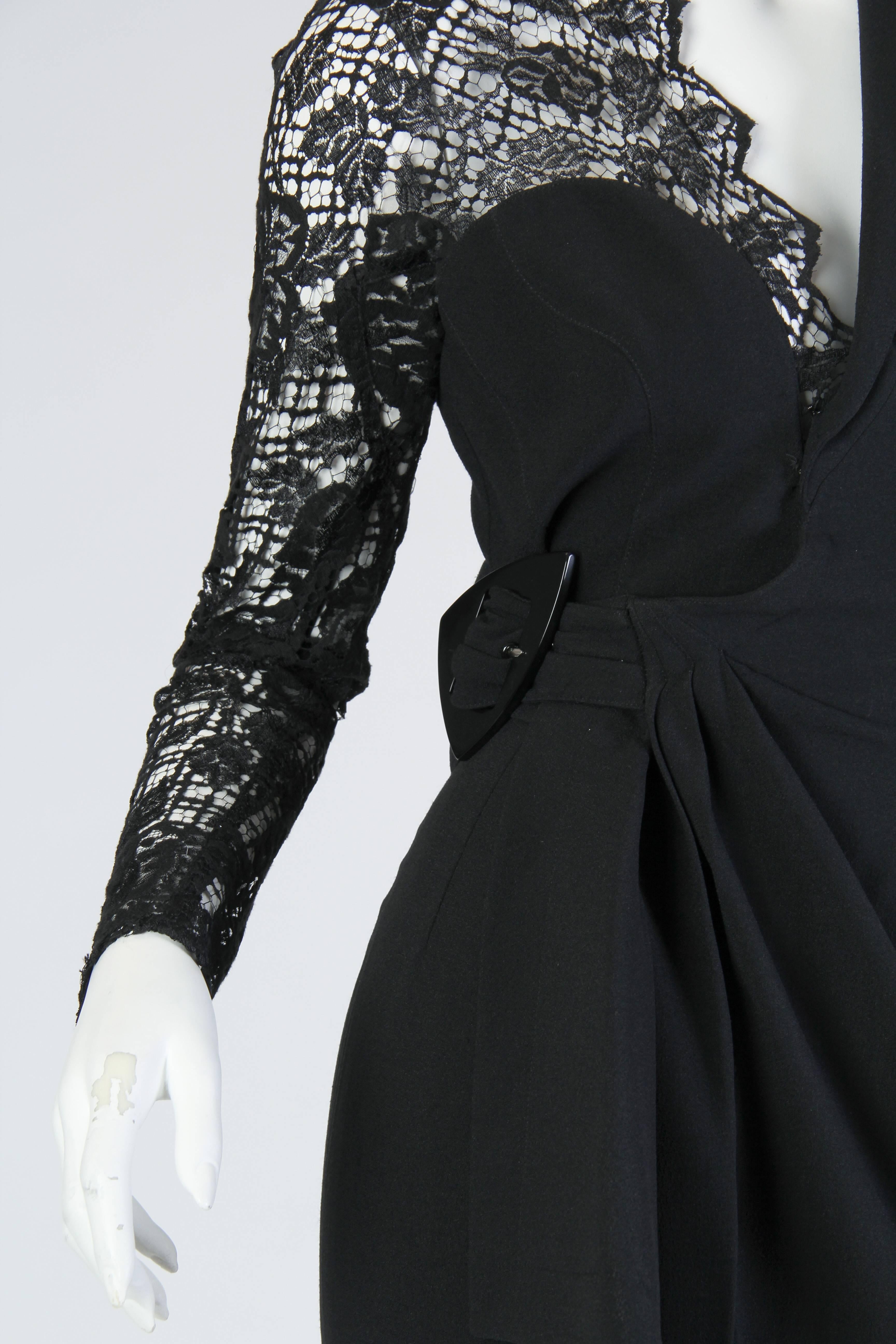 THIERRY MUGLER - Robe de cocktail drapée de façon asymétrique, en crêpe de rayonne, noire, années 1980 en vente 1