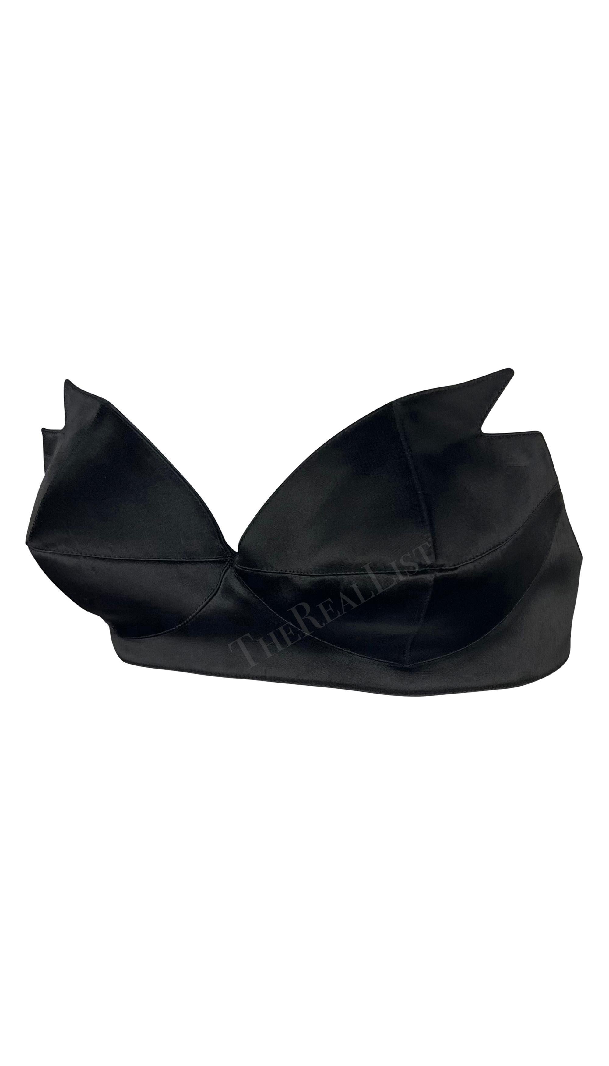Te presentamos un deslumbrante bralette puntiagudo Thierry Mugler de satén negro, diseñado por Manfred Mugler. De los años 80, este bralette está fabricado íntegramente en satén negro brillante. El bralette presenta un corte corazón dulce y se