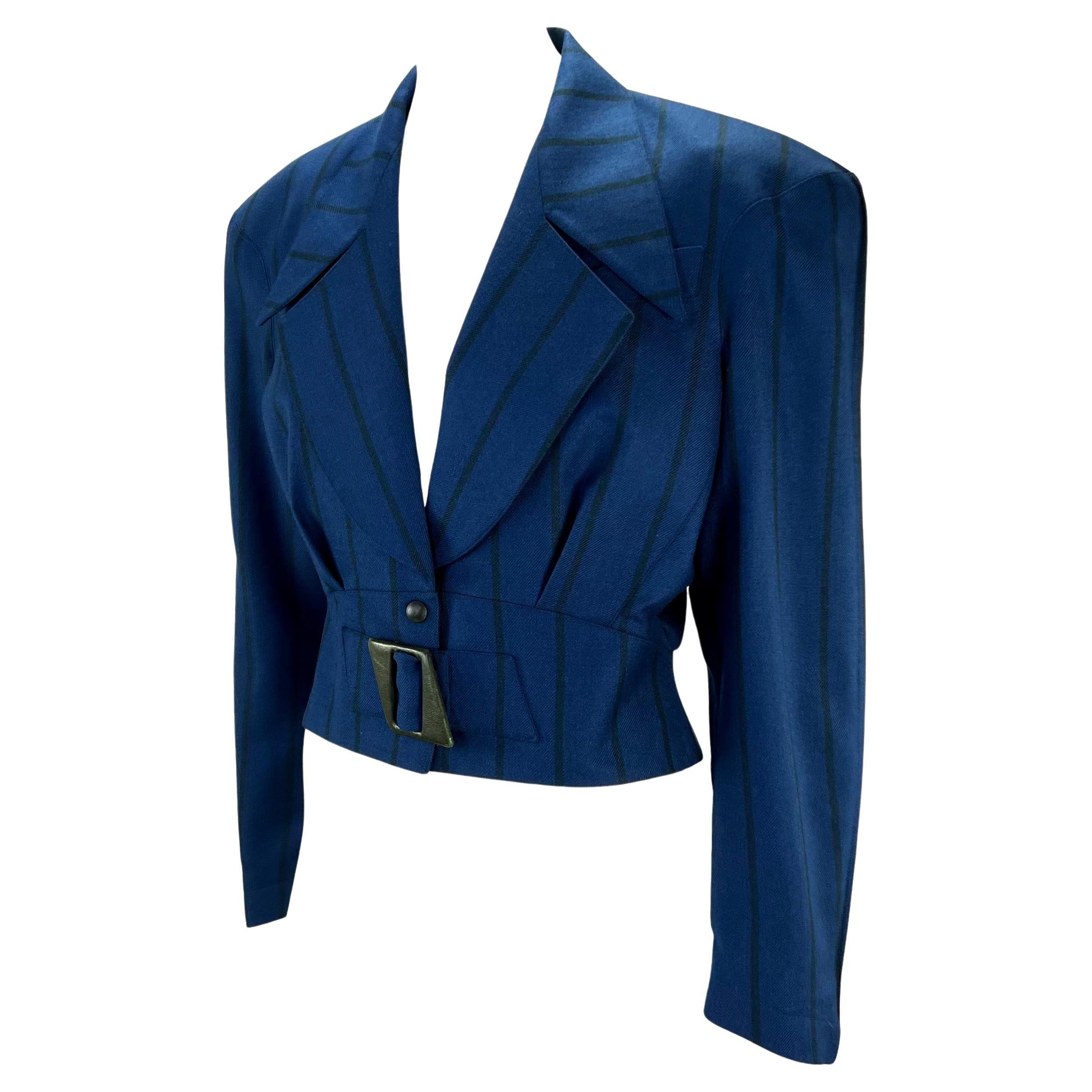 Présentation d'un blazer Thierry Mugler bleu à rayures, conçu par Manfred Mugler. Datant des années 1980, ce blazer en laine peignée présente la structure et la taille cintrée qui ont fait la renommée de Mugler. La veste présente de larges