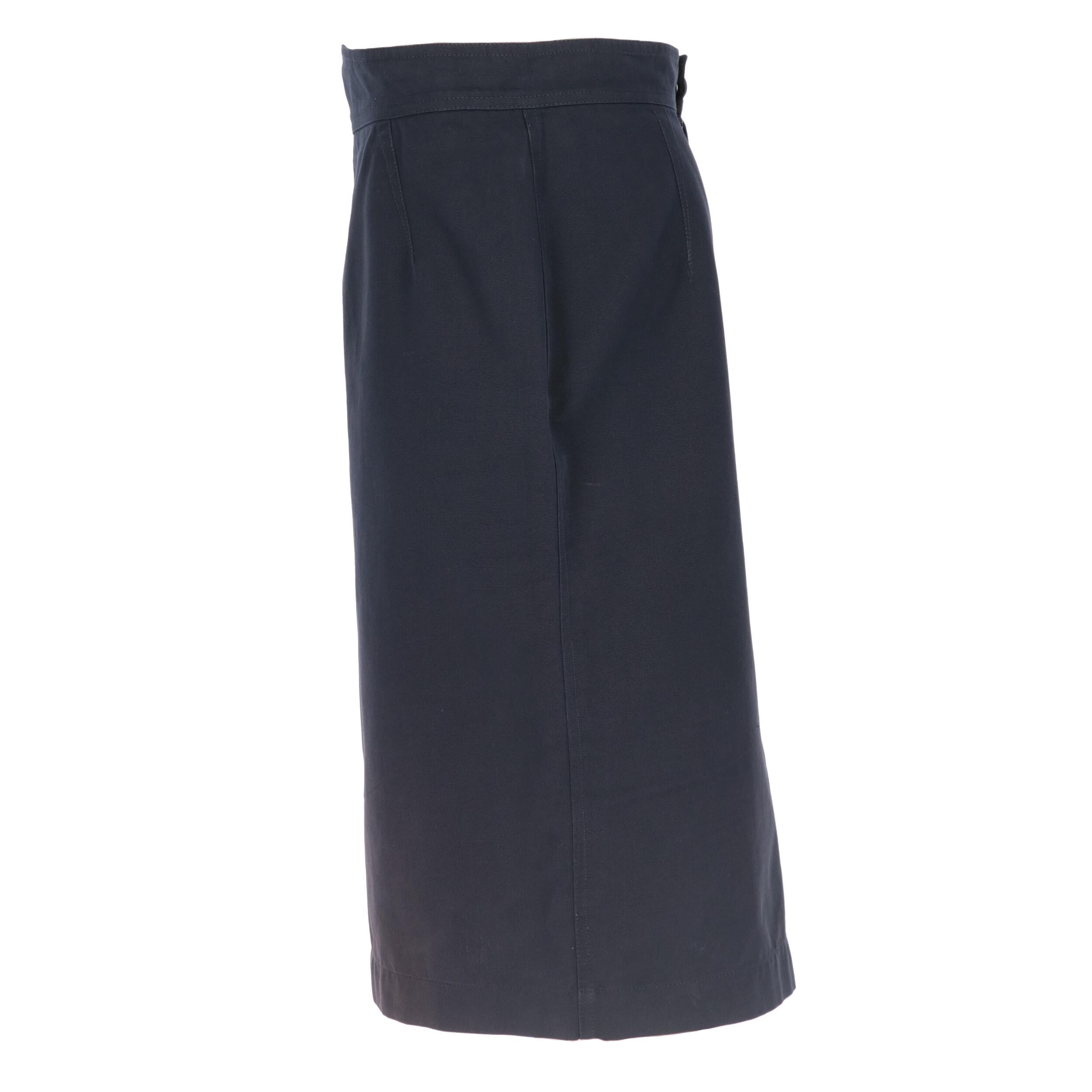 Thierry Mugler blue cotton skirt, back closure with snap button and zip and slit on the back.

The product shows slight discolorations as shown in the pictures.
Years: 80s

Made in Italy

Size: 48 IT

Linear measures

Height: 61 cm
Waist: 40 cm